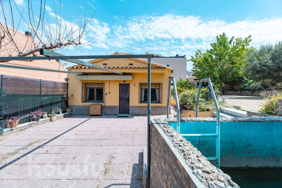 Housfy vende 🏡 amplia casa ubicada en Rubí, la cuál consta de 78m2 útiles (verificados con la Dirección General de Catastro). Construida en el año: 1974. Casa unifamiliar esquinera con piscina y amplio jardín en Ca n’Oriol, Rubí Te presentamos esta fantástica casa unifamiliar esquinera, situada en el barrio de Ca n’Oriol, en Rubí, ideal para quienes buscan tranquilidad, comodidad y disfrutar de espacios exteriores propios. La vivienda se distribuye en una sola planta, ofreciendo una distribución práctica y funcional. Dispone de un acogedor salón-comedor con chimenea, perfecto para disfrutar de momentos en familia, tres dormitorios, un baño completo y cocina. En el exterior encontrarás un agradable porche, piscina y un amplio espacio al aire libre para disfrutar del buen tiempo, organizar reuniones con familiares y amigos o crear tu propio rincón de relax. La propiedad cuenta con una superficie total de jardín de 392 m², que incluye el jardín propio de la vivienda y una parcela colindante, aportando un interesante espacio exterior con múltiples posibilidades. Además, disfruta de una ubicación práctica, con transporte público cercano y todos los servicios a tu alcance, como supermercados, farmacias, escuelas y comercios, facilitando el día a día sin necesidad de grandes desplazamientos. Una oportunidad ideal para quienes desean vivir en una casa independiente, sin escaleras y con jardín y piscina, en una zona residencial de Rubí. ¡Ven a descubrir todo su potencial y encuentra tu próximo hogar! Distribución de estancias -Salón-comedor -3 Dormitorios -1 Baño -Cocina equipada Características específicas -Ascensor -Armario -Aire acondicionado -Amueblado -Calefacción -Balcón -Terraza -Piscina -Jardín privado -1 Plaza de garaje Zona y entorno Respecto a la ubicación, se sitúa en Rubí, municipio de Barcelona. Esta propiedad se encuentra cerca de transporte público, colegios, supermercados y farmacias. Aviso legal El precio de venta no incluye gastos de la compraventa como notaría, registro, impuestos, ni tampoco honorarios agencia. Esta publicación no es vinculante. Consulta siempre la nota simple con Housfy antes de formalizar la compraventa. Sobre nosotros Housfy es la plataforma integral de servicios inmobiliarios. Nuestra combinación de expertos y tecnología pone al alcance de todo el mundo servicios cómodos, claros y seguros. AICAT número: 7922. Nos encargamos de la gestión y asesoramiento de la compra. ¡Olvídate de todo! Hacemos los trámites por ti. Y, si además necesitas financiación, ponemos a tu disposición un bróker hipotecario para ayudarte a conseguir las mejores condiciones para tu perfil económico. ¿Quieres visitarla? Contacta con Housfy y agenda tu visita sin compromiso. Más información en: housfy.com En cumplimiento de la Ley 8/2026 en Cataluña, el certificado de presencia o ausencia de amianto se encuentra en proceso de tramitación.-35