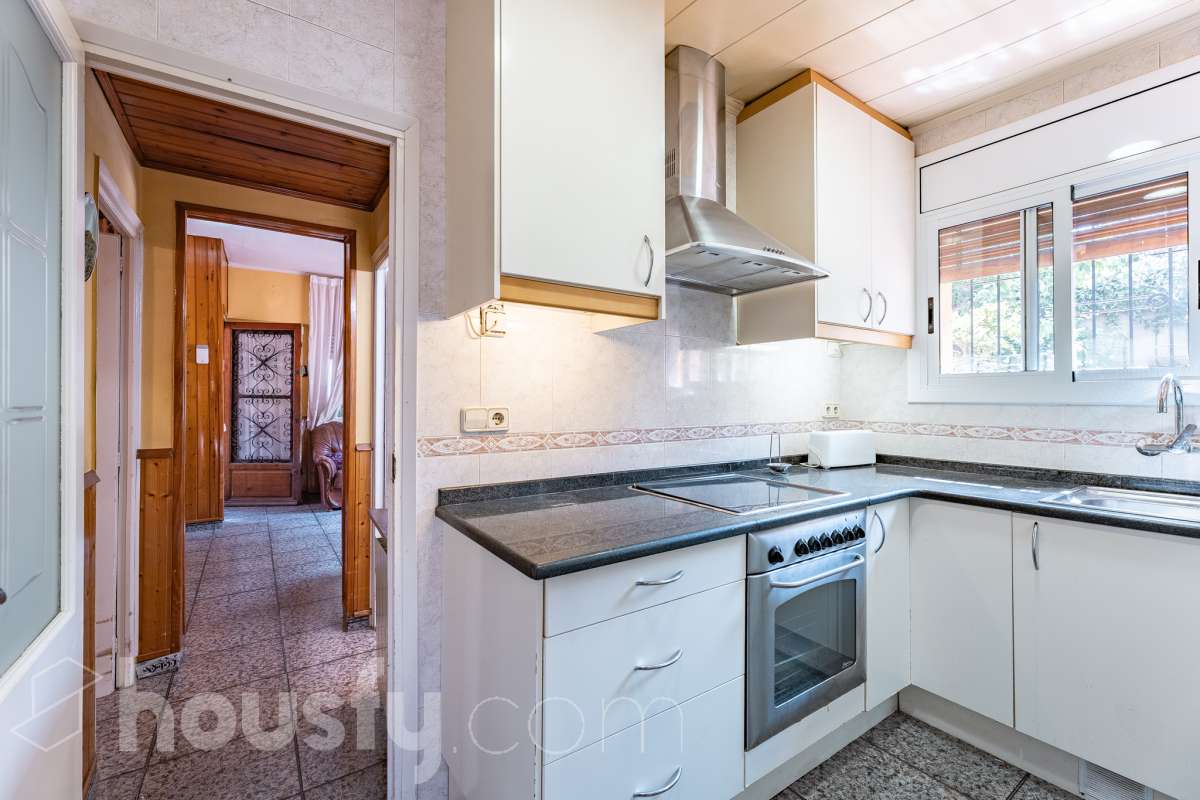 Housfy vende 🏡 amplia casa ubicada en Rubí, la cuál consta de 78m2 útiles (verificados con la Dirección General de Catastro). Construida en el año: 1974. Casa unifamiliar esquinera con piscina y amplio jardín en Ca n’Oriol, Rubí Te presentamos esta fantástica casa unifamiliar esquinera, situada en el barrio de Ca n’Oriol, en Rubí, ideal para quienes buscan tranquilidad, comodidad y disfrutar de espacios exteriores propios. La vivienda se distribuye en una sola planta, ofreciendo una distribución práctica y funcional. Dispone de un acogedor salón-comedor con chimenea, perfecto para disfrutar de momentos en familia, tres dormitorios, un baño completo y cocina. En el exterior encontrarás un agradable porche, piscina y un amplio espacio al aire libre para disfrutar del buen tiempo, organizar reuniones con familiares y amigos o crear tu propio rincón de relax. La propiedad cuenta con una superficie total de jardín de 392 m², que incluye el jardín propio de la vivienda y una parcela colindante, aportando un interesante espacio exterior con múltiples posibilidades. Además, disfruta de una ubicación práctica, con transporte público cercano y todos los servicios a tu alcance, como supermercados, farmacias, escuelas y comercios, facilitando el día a día sin necesidad de grandes desplazamientos. Una oportunidad ideal para quienes desean vivir en una casa independiente, sin escaleras y con jardín y piscina, en una zona residencial de Rubí. ¡Ven a descubrir todo su potencial y encuentra tu próximo hogar! Distribución de estancias -Salón-comedor -3 Dormitorios -1 Baño -Cocina equipada Características específicas -Ascensor -Armario -Aire acondicionado -Amueblado -Calefacción -Balcón -Terraza -Piscina -Jardín privado -1 Plaza de garaje Zona y entorno Respecto a la ubicación, se sitúa en Rubí, municipio de Barcelona. Esta propiedad se encuentra cerca de transporte público, colegios, supermercados y farmacias. Aviso legal El precio de venta no incluye gastos de la compraventa como notaría, registro, impuestos, ni tampoco honorarios agencia. Esta publicación no es vinculante. Consulta siempre la nota simple con Housfy antes de formalizar la compraventa. Sobre nosotros Housfy es la plataforma integral de servicios inmobiliarios. Nuestra combinación de expertos y tecnología pone al alcance de todo el mundo servicios cómodos, claros y seguros. AICAT número: 7922. Nos encargamos de la gestión y asesoramiento de la compra. ¡Olvídate de todo! Hacemos los trámites por ti. Y, si además necesitas financiación, ponemos a tu disposición un bróker hipotecario para ayudarte a conseguir las mejores condiciones para tu perfil económico. ¿Quieres visitarla? Contacta con Housfy y agenda tu visita sin compromiso. Más información en: housfy.com En cumplimiento de la Ley 8/2026 en Cataluña, el certificado de presencia o ausencia de amianto se encuentra en proceso de tramitación.-19