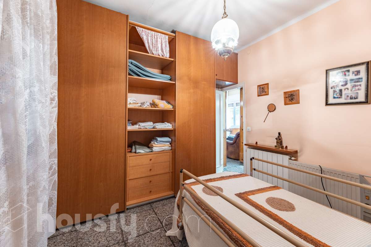 Housfy vende 🏡 amplia casa ubicada en Rubí, la cuál consta de 78m2 útiles (verificados con la Dirección General de Catastro). Construida en el año: 1974. Casa unifamiliar esquinera con piscina y amplio jardín en Ca n’Oriol, Rubí Te presentamos esta fantástica casa unifamiliar esquinera, situada en el barrio de Ca n’Oriol, en Rubí, ideal para quienes buscan tranquilidad, comodidad y disfrutar de espacios exteriores propios. La vivienda se distribuye en una sola planta, ofreciendo una distribución práctica y funcional. Dispone de un acogedor salón-comedor con chimenea, perfecto para disfrutar de momentos en familia, tres dormitorios, un baño completo y cocina. En el exterior encontrarás un agradable porche, piscina y un amplio espacio al aire libre para disfrutar del buen tiempo, organizar reuniones con familiares y amigos o crear tu propio rincón de relax. La propiedad cuenta con una superficie total de jardín de 392 m², que incluye el jardín propio de la vivienda y una parcela colindante, aportando un interesante espacio exterior con múltiples posibilidades. Además, disfruta de una ubicación práctica, con transporte público cercano y todos los servicios a tu alcance, como supermercados, farmacias, escuelas y comercios, facilitando el día a día sin necesidad de grandes desplazamientos. Una oportunidad ideal para quienes desean vivir en una casa independiente, sin escaleras y con jardín y piscina, en una zona residencial de Rubí. ¡Ven a descubrir todo su potencial y encuentra tu próximo hogar! Distribución de estancias -Salón-comedor -3 Dormitorios -1 Baño -Cocina equipada Características específicas -Ascensor -Armario -Aire acondicionado -Amueblado -Calefacción -Balcón -Terraza -Piscina -Jardín privado -1 Plaza de garaje Zona y entorno Respecto a la ubicación, se sitúa en Rubí, municipio de Barcelona. Esta propiedad se encuentra cerca de transporte público, colegios, supermercados y farmacias. Aviso legal El precio de venta no incluye gastos de la compraventa como notaría, registro, impuestos, ni tampoco honorarios agencia. Esta publicación no es vinculante. Consulta siempre la nota simple con Housfy antes de formalizar la compraventa. Sobre nosotros Housfy es la plataforma integral de servicios inmobiliarios. Nuestra combinación de expertos y tecnología pone al alcance de todo el mundo servicios cómodos, claros y seguros. AICAT número: 7922. Nos encargamos de la gestión y asesoramiento de la compra. ¡Olvídate de todo! Hacemos los trámites por ti. Y, si además necesitas financiación, ponemos a tu disposición un bróker hipotecario para ayudarte a conseguir las mejores condiciones para tu perfil económico. ¿Quieres visitarla? Contacta con Housfy y agenda tu visita sin compromiso. Más información en: housfy.com En cumplimiento de la Ley 8/2026 en Cataluña, el certificado de presencia o ausencia de amianto se encuentra en proceso de tramitación.-12