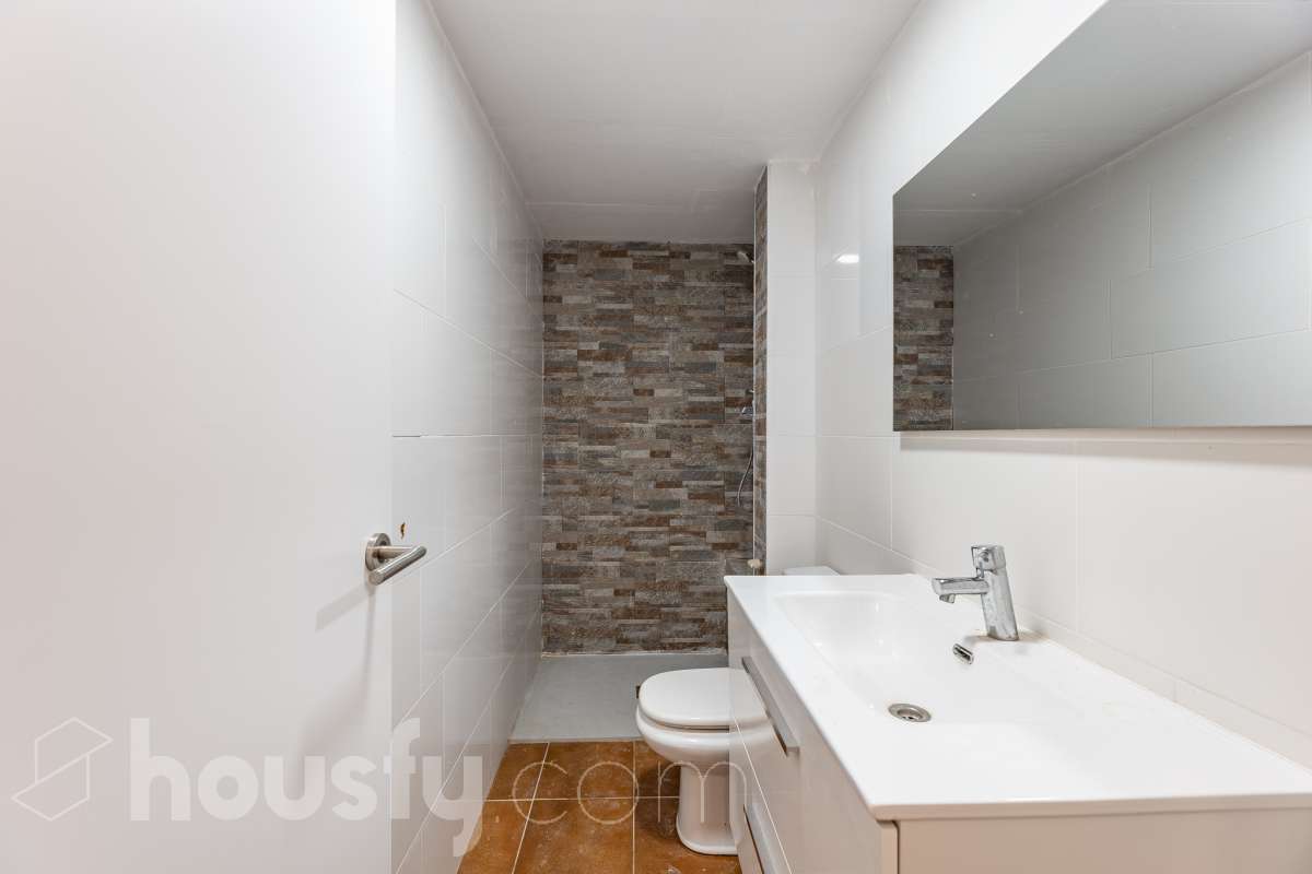 Housfy vende espectacular casa de obra nueva en Segur de Dalt, Calafell Vivienda de obra nueva, terminada en 2025, con 133 m² útiles según Catastro, amplia, luminosa y con una distribución muy funcional. Dispone de 4 dormitorios, 2 baños, salón-comedor, balcón, terraza, jardín privado, garaje cubierto y trastero. Como gran atractivo, cuenta además con un apartamento independiente con acceso privado, ideal para familiares, invitados o para disponer de un espacio adicional con total privacidad. Ubicada en Segur de Dalt, Calafell, una tranquila zona residencial a pocos minutos de la playa y de todos los servicios. Una excelente oportunidad para estrenar casa y disfrutar de la Costa Daurada. Contacta con Housfy y solicita tu visita. Zona y entorno Ubicado en la parte alta de Segur de Calafell, Segur de Dalt ofrece un ambiente familiar, vistas despejadas y una excelente conexión con la costa. Aviso legal El precio de venta no incluye gastos de la compraventa como notaría, registro, impuestos, ni tampoco honorarios agencia. Esta publicación no es vinculante. Consulta siempre la nota simple con Housfy antes de formalizar la compraventa. Sobre nosotros Housfy es la plataforma integral de servicios inmobiliarios. Nuestra combinación de expertos y tecnología pone al alcance de todo el mundo servicios cómodos, claros y seguros. AICAT número: 7922. Nos encargamos de la gestión y asesoramiento de la compra. ¡Olvídate de todo! Hacemos los trámites por ti. Y, si además necesitas financiación, ponemos a tu disposición un bróker hipotecario para ayudarte a conseguir las mejores condiciones para tu perfil económico. ¿Quieres visitarla? Contacta con Housfy y agenda tu visita sin compromiso. Más información en: housfy.com-26