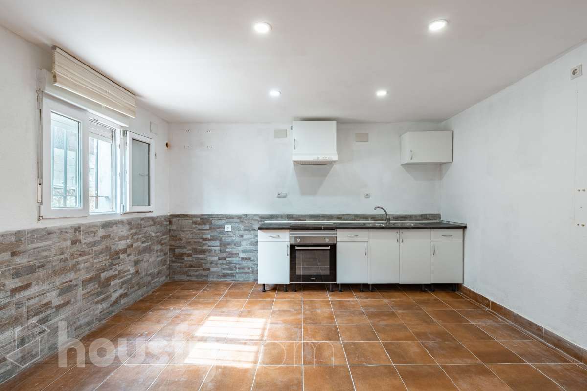 Housfy vende espectacular casa de obra nueva en Segur de Dalt, Calafell Vivienda de obra nueva, terminada en 2025, con 133 m² útiles según Catastro, amplia, luminosa y con una distribución muy funcional. Dispone de 4 dormitorios, 2 baños, salón-comedor, balcón, terraza, jardín privado, garaje cubierto y trastero. Como gran atractivo, cuenta además con un apartamento independiente con acceso privado, ideal para familiares, invitados o para disponer de un espacio adicional con total privacidad. Ubicada en Segur de Dalt, Calafell, una tranquila zona residencial a pocos minutos de la playa y de todos los servicios. Una excelente oportunidad para estrenar casa y disfrutar de la Costa Daurada. Contacta con Housfy y solicita tu visita. Zona y entorno Ubicado en la parte alta de Segur de Calafell, Segur de Dalt ofrece un ambiente familiar, vistas despejadas y una excelente conexión con la costa. Aviso legal El precio de venta no incluye gastos de la compraventa como notaría, registro, impuestos, ni tampoco honorarios agencia. Esta publicación no es vinculante. Consulta siempre la nota simple con Housfy antes de formalizar la compraventa. Sobre nosotros Housfy es la plataforma integral de servicios inmobiliarios. Nuestra combinación de expertos y tecnología pone al alcance de todo el mundo servicios cómodos, claros y seguros. AICAT número: 7922. Nos encargamos de la gestión y asesoramiento de la compra. ¡Olvídate de todo! Hacemos los trámites por ti. Y, si además necesitas financiación, ponemos a tu disposición un bróker hipotecario para ayudarte a conseguir las mejores condiciones para tu perfil económico. ¿Quieres visitarla? Contacta con Housfy y agenda tu visita sin compromiso. Más información en: housfy.com-19