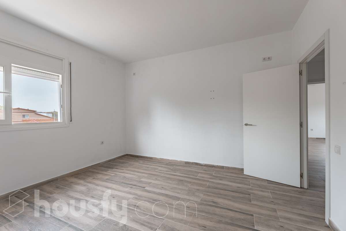 Housfy vende espectacular casa de obra nueva en Segur de Dalt, Calafell Vivienda de obra nueva, terminada en 2025, con 133 m² útiles según Catastro, amplia, luminosa y con una distribución muy funcional. Dispone de 4 dormitorios, 2 baños, salón-comedor, balcón, terraza, jardín privado, garaje cubierto y trastero. Como gran atractivo, cuenta además con un apartamento independiente con acceso privado, ideal para familiares, invitados o para disponer de un espacio adicional con total privacidad. Ubicada en Segur de Dalt, Calafell, una tranquila zona residencial a pocos minutos de la playa y de todos los servicios. Una excelente oportunidad para estrenar casa y disfrutar de la Costa Daurada. Contacta con Housfy y solicita tu visita. Zona y entorno Ubicado en la parte alta de Segur de Calafell, Segur de Dalt ofrece un ambiente familiar, vistas despejadas y una excelente conexión con la costa. Aviso legal El precio de venta no incluye gastos de la compraventa como notaría, registro, impuestos, ni tampoco honorarios agencia. Esta publicación no es vinculante. Consulta siempre la nota simple con Housfy antes de formalizar la compraventa. Sobre nosotros Housfy es la plataforma integral de servicios inmobiliarios. Nuestra combinación de expertos y tecnología pone al alcance de todo el mundo servicios cómodos, claros y seguros. AICAT número: 7922. Nos encargamos de la gestión y asesoramiento de la compra. ¡Olvídate de todo! Hacemos los trámites por ti. Y, si además necesitas financiación, ponemos a tu disposición un bróker hipotecario para ayudarte a conseguir las mejores condiciones para tu perfil económico. ¿Quieres visitarla? Contacta con Housfy y agenda tu visita sin compromiso. Más información en: housfy.com-8