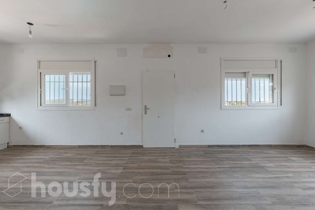 Housfy vende espectacular casa de obra nueva en Segur de Dalt, Calafell Vivienda de obra nueva, terminada en 2025, con 133 m² útiles según Catastro, amplia, luminosa y con una distribución muy funcional. Dispone de 4 dormitorios, 2 baños, salón-comedor, balcón, terraza, jardín privado, garaje cubierto y trastero. Como gran atractivo, cuenta además con un apartamento independiente con acceso privado, ideal para familiares, invitados o para disponer de un espacio adicional con total privacidad. Ubicada en Segur de Dalt, Calafell, una tranquila zona residencial a pocos minutos de la playa y de todos los servicios. Una excelente oportunidad para estrenar casa y disfrutar de la Costa Daurada. Contacta con Housfy y solicita tu visita. Zona y entorno Ubicado en la parte alta de Segur de Calafell, Segur de Dalt ofrece un ambiente familiar, vistas despejadas y una excelente conexión con la costa. Aviso legal El precio de venta no incluye gastos de la compraventa como notaría, registro, impuestos, ni tampoco honorarios agencia. Esta publicación no es vinculante. Consulta siempre la nota simple con Housfy antes de formalizar la compraventa. Sobre nosotros Housfy es la plataforma integral de servicios inmobiliarios. Nuestra combinación de expertos y tecnología pone al alcance de todo el mundo servicios cómodos, claros y seguros. AICAT número: 7922. Nos encargamos de la gestión y asesoramiento de la compra. ¡Olvídate de todo! Hacemos los trámites por ti. Y, si además necesitas financiación, ponemos a tu disposición un bróker hipotecario para ayudarte a conseguir las mejores condiciones para tu perfil económico. ¿Quieres visitarla? Contacta con Housfy y agenda tu visita sin compromiso. Más información en: housfy.com-13