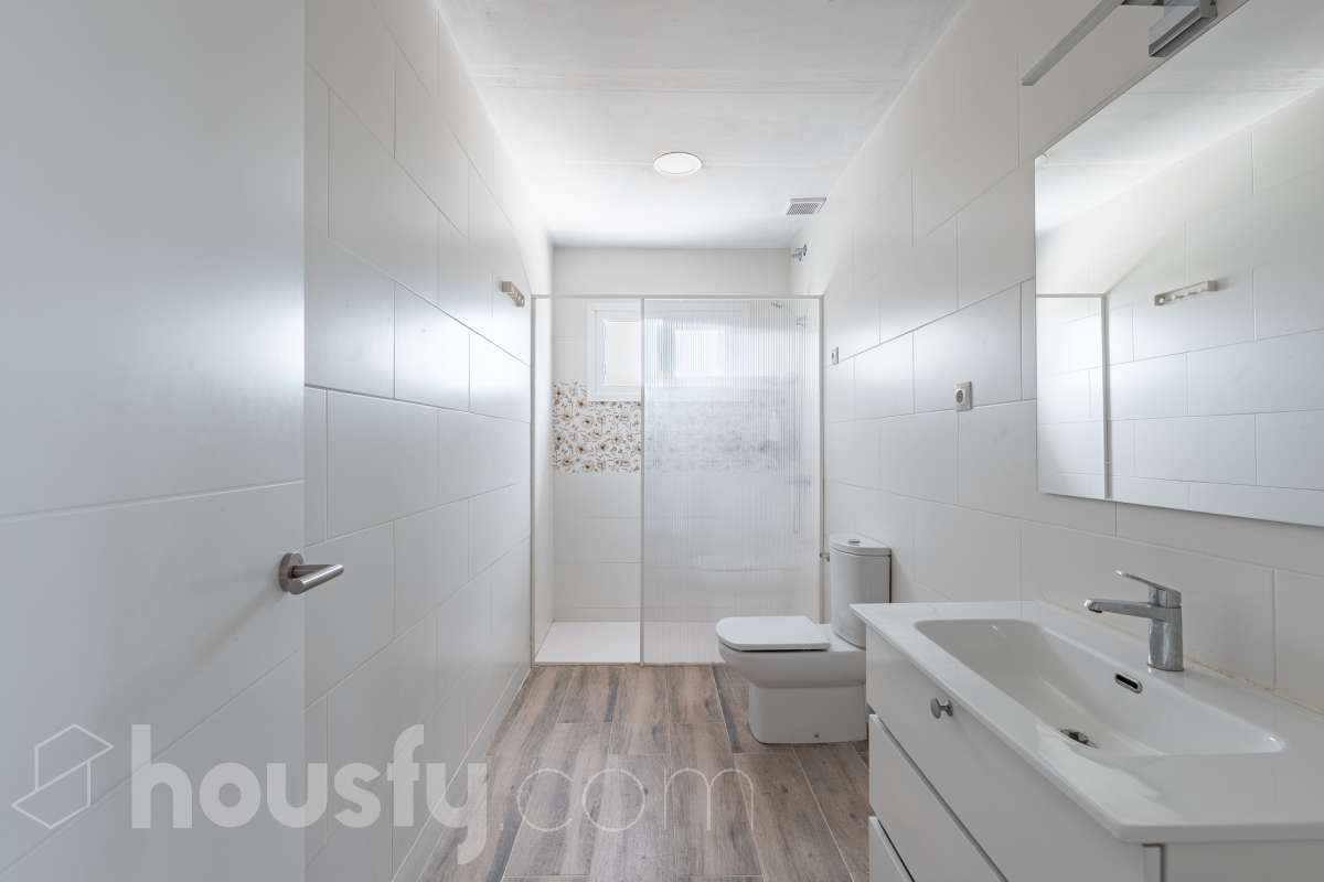 Housfy vende espectacular casa de obra nueva en Segur de Dalt, Calafell Vivienda de obra nueva, terminada en 2025, con 133 m² útiles según Catastro, amplia, luminosa y con una distribución muy funcional. Dispone de 4 dormitorios, 2 baños, salón-comedor, balcón, terraza, jardín privado, garaje cubierto y trastero. Como gran atractivo, cuenta además con un apartamento independiente con acceso privado, ideal para familiares, invitados o para disponer de un espacio adicional con total privacidad. Ubicada en Segur de Dalt, Calafell, una tranquila zona residencial a pocos minutos de la playa y de todos los servicios. Una excelente oportunidad para estrenar casa y disfrutar de la Costa Daurada. Contacta con Housfy y solicita tu visita. Zona y entorno Ubicado en la parte alta de Segur de Calafell, Segur de Dalt ofrece un ambiente familiar, vistas despejadas y una excelente conexión con la costa. Aviso legal El precio de venta no incluye gastos de la compraventa como notaría, registro, impuestos, ni tampoco honorarios agencia. Esta publicación no es vinculante. Consulta siempre la nota simple con Housfy antes de formalizar la compraventa. Sobre nosotros Housfy es la plataforma integral de servicios inmobiliarios. Nuestra combinación de expertos y tecnología pone al alcance de todo el mundo servicios cómodos, claros y seguros. AICAT número: 7922. Nos encargamos de la gestión y asesoramiento de la compra. ¡Olvídate de todo! Hacemos los trámites por ti. Y, si además necesitas financiación, ponemos a tu disposición un bróker hipotecario para ayudarte a conseguir las mejores condiciones para tu perfil económico. ¿Quieres visitarla? Contacta con Housfy y agenda tu visita sin compromiso. Más información en: housfy.com-17