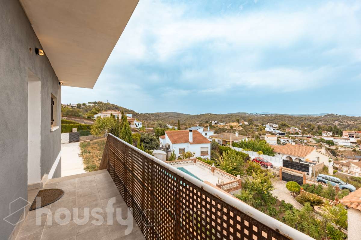 Housfy vende espectacular casa de obra nueva en Segur de Dalt, Calafell Vivienda de obra nueva, terminada en 2025, con 133 m² útiles según Catastro, amplia, luminosa y con una distribución muy funcional. Dispone de 4 dormitorios, 2 baños, salón-comedor, balcón, terraza, jardín privado, garaje cubierto y trastero. Como gran atractivo, cuenta además con un apartamento independiente con acceso privado, ideal para familiares, invitados o para disponer de un espacio adicional con total privacidad. Ubicada en Segur de Dalt, Calafell, una tranquila zona residencial a pocos minutos de la playa y de todos los servicios. Una excelente oportunidad para estrenar casa y disfrutar de la Costa Daurada. Contacta con Housfy y solicita tu visita. Zona y entorno Ubicado en la parte alta de Segur de Calafell, Segur de Dalt ofrece un ambiente familiar, vistas despejadas y una excelente conexión con la costa. Aviso legal El precio de venta no incluye gastos de la compraventa como notaría, registro, impuestos, ni tampoco honorarios agencia. Esta publicación no es vinculante. Consulta siempre la nota simple con Housfy antes de formalizar la compraventa. Sobre nosotros Housfy es la plataforma integral de servicios inmobiliarios. Nuestra combinación de expertos y tecnología pone al alcance de todo el mundo servicios cómodos, claros y seguros. AICAT número: 7922. Nos encargamos de la gestión y asesoramiento de la compra. ¡Olvídate de todo! Hacemos los trámites por ti. Y, si además necesitas financiación, ponemos a tu disposición un bróker hipotecario para ayudarte a conseguir las mejores condiciones para tu perfil económico. ¿Quieres visitarla? Contacta con Housfy y agenda tu visita sin compromiso. Más información en: housfy.com-2