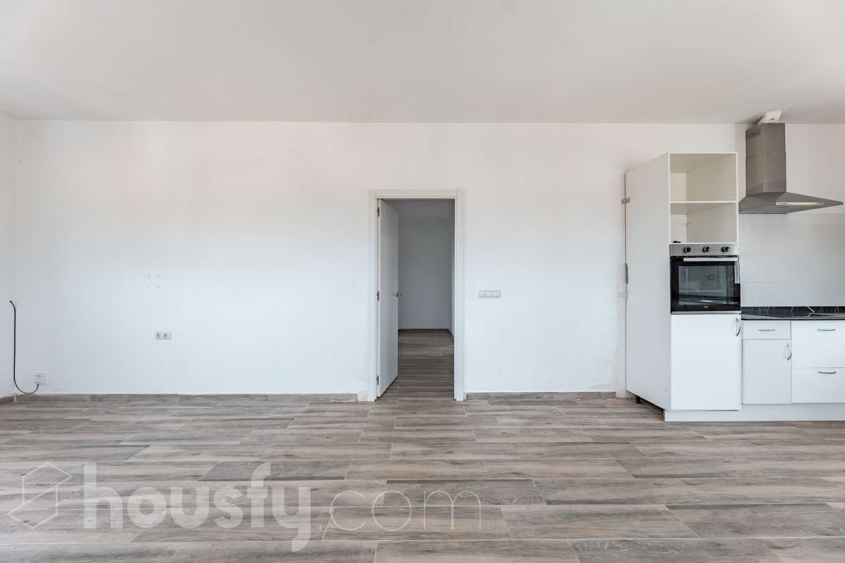 Housfy vende espectacular casa de obra nueva en Segur de Dalt, Calafell Vivienda de obra nueva, terminada en 2025, con 133 m² útiles según Catastro, amplia, luminosa y con una distribución muy funcional. Dispone de 4 dormitorios, 2 baños, salón-comedor, balcón, terraza, jardín privado, garaje cubierto y trastero. Como gran atractivo, cuenta además con un apartamento independiente con acceso privado, ideal para familiares, invitados o para disponer de un espacio adicional con total privacidad. Ubicada en Segur de Dalt, Calafell, una tranquila zona residencial a pocos minutos de la playa y de todos los servicios. Una excelente oportunidad para estrenar casa y disfrutar de la Costa Daurada. Contacta con Housfy y solicita tu visita. Zona y entorno Ubicado en la parte alta de Segur de Calafell, Segur de Dalt ofrece un ambiente familiar, vistas despejadas y una excelente conexión con la costa. Aviso legal El precio de venta no incluye gastos de la compraventa como notaría, registro, impuestos, ni tampoco honorarios agencia. Esta publicación no es vinculante. Consulta siempre la nota simple con Housfy antes de formalizar la compraventa. Sobre nosotros Housfy es la plataforma integral de servicios inmobiliarios. Nuestra combinación de expertos y tecnología pone al alcance de todo el mundo servicios cómodos, claros y seguros. AICAT número: 7922. Nos encargamos de la gestión y asesoramiento de la compra. ¡Olvídate de todo! Hacemos los trámites por ti. Y, si además necesitas financiación, ponemos a tu disposición un bróker hipotecario para ayudarte a conseguir las mejores condiciones para tu perfil económico. ¿Quieres visitarla? Contacta con Housfy y agenda tu visita sin compromiso. Más información en: housfy.com-14