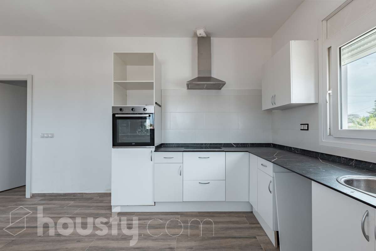 Housfy vende espectacular casa de obra nueva en Segur de Dalt, Calafell Vivienda de obra nueva, terminada en 2025, con 133 m² útiles según Catastro, amplia, luminosa y con una distribución muy funcional. Dispone de 4 dormitorios, 2 baños, salón-comedor, balcón, terraza, jardín privado, garaje cubierto y trastero. Como gran atractivo, cuenta además con un apartamento independiente con acceso privado, ideal para familiares, invitados o para disponer de un espacio adicional con total privacidad. Ubicada en Segur de Dalt, Calafell, una tranquila zona residencial a pocos minutos de la playa y de todos los servicios. Una excelente oportunidad para estrenar casa y disfrutar de la Costa Daurada. Contacta con Housfy y solicita tu visita. Zona y entorno Ubicado en la parte alta de Segur de Calafell, Segur de Dalt ofrece un ambiente familiar, vistas despejadas y una excelente conexión con la costa. Aviso legal El precio de venta no incluye gastos de la compraventa como notaría, registro, impuestos, ni tampoco honorarios agencia. Esta publicación no es vinculante. Consulta siempre la nota simple con Housfy antes de formalizar la compraventa. Sobre nosotros Housfy es la plataforma integral de servicios inmobiliarios. Nuestra combinación de expertos y tecnología pone al alcance de todo el mundo servicios cómodos, claros y seguros. AICAT número: 7922. Nos encargamos de la gestión y asesoramiento de la compra. ¡Olvídate de todo! Hacemos los trámites por ti. Y, si además necesitas financiación, ponemos a tu disposición un bróker hipotecario para ayudarte a conseguir las mejores condiciones para tu perfil económico. ¿Quieres visitarla? Contacta con Housfy y agenda tu visita sin compromiso. Más información en: housfy.com-15