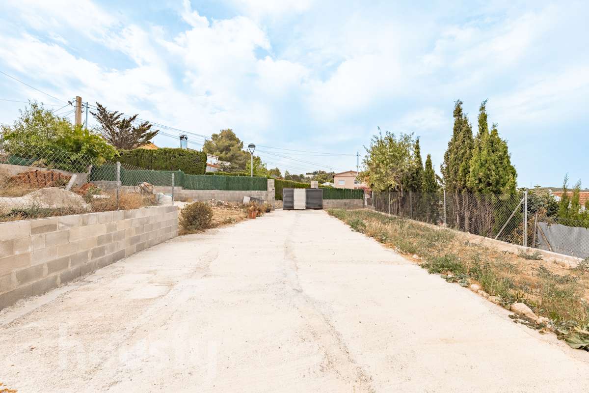 Housfy vende espectacular casa de obra nueva en Segur de Dalt, Calafell Vivienda de obra nueva, terminada en 2025, con 133 m² útiles según Catastro, amplia, luminosa y con una distribución muy funcional. Dispone de 4 dormitorios, 2 baños, salón-comedor, balcón, terraza, jardín privado, garaje cubierto y trastero. Como gran atractivo, cuenta además con un apartamento independiente con acceso privado, ideal para familiares, invitados o para disponer de un espacio adicional con total privacidad. Ubicada en Segur de Dalt, Calafell, una tranquila zona residencial a pocos minutos de la playa y de todos los servicios. Una excelente oportunidad para estrenar casa y disfrutar de la Costa Daurada. Contacta con Housfy y solicita tu visita. Zona y entorno Ubicado en la parte alta de Segur de Calafell, Segur de Dalt ofrece un ambiente familiar, vistas despejadas y una excelente conexión con la costa. Aviso legal El precio de venta no incluye gastos de la compraventa como notaría, registro, impuestos, ni tampoco honorarios agencia. Esta publicación no es vinculante. Consulta siempre la nota simple con Housfy antes de formalizar la compraventa. Sobre nosotros Housfy es la plataforma integral de servicios inmobiliarios. Nuestra combinación de expertos y tecnología pone al alcance de todo el mundo servicios cómodos, claros y seguros. AICAT número: 7922. Nos encargamos de la gestión y asesoramiento de la compra. ¡Olvídate de todo! Hacemos los trámites por ti. Y, si además necesitas financiación, ponemos a tu disposición un bróker hipotecario para ayudarte a conseguir las mejores condiciones para tu perfil económico. ¿Quieres visitarla? Contacta con Housfy y agenda tu visita sin compromiso. Más información en: housfy.com-4