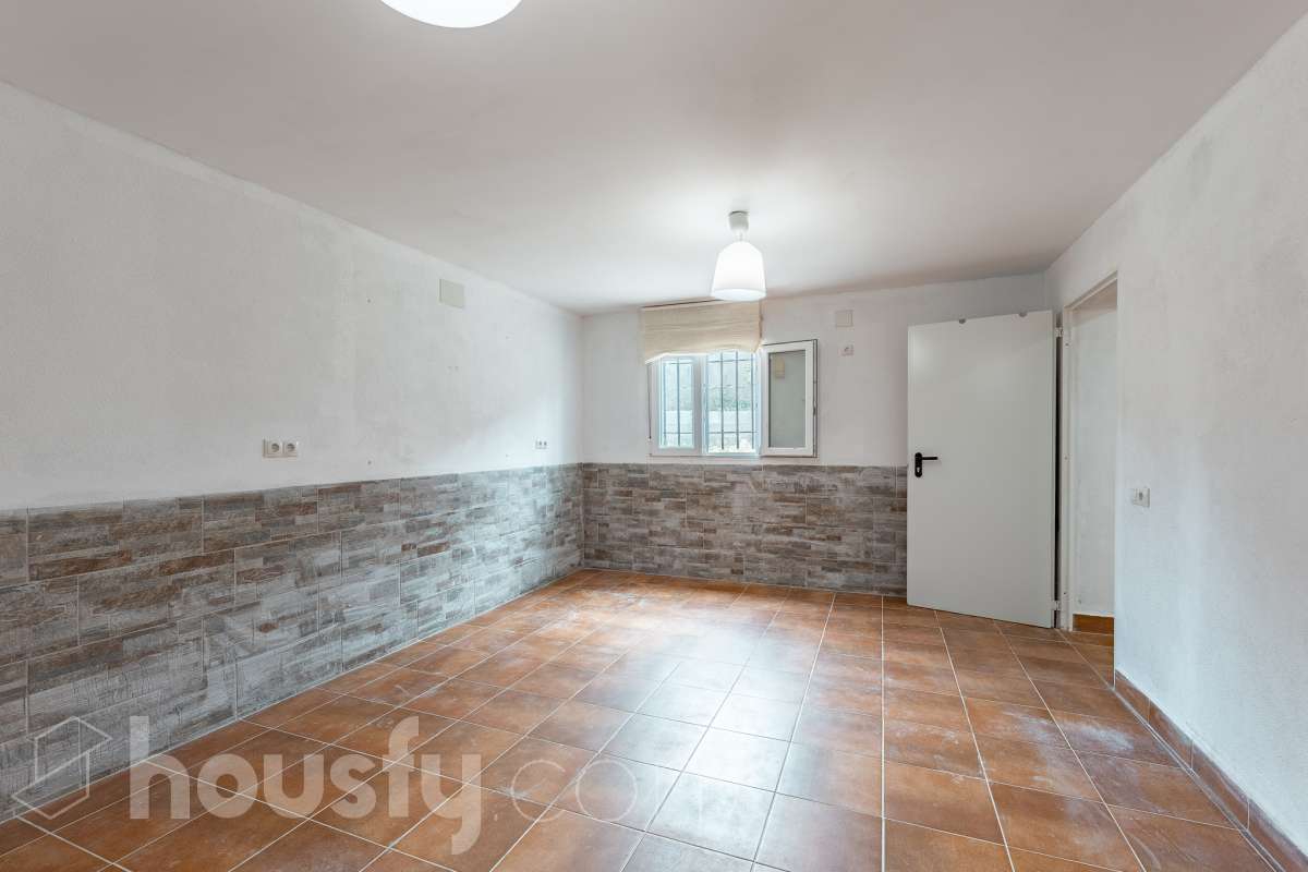 Housfy vende espectacular casa de obra nueva en Segur de Dalt, Calafell Vivienda de obra nueva, terminada en 2025, con 133 m² útiles según Catastro, amplia, luminosa y con una distribución muy funcional. Dispone de 4 dormitorios, 2 baños, salón-comedor, balcón, terraza, jardín privado, garaje cubierto y trastero. Como gran atractivo, cuenta además con un apartamento independiente con acceso privado, ideal para familiares, invitados o para disponer de un espacio adicional con total privacidad. Ubicada en Segur de Dalt, Calafell, una tranquila zona residencial a pocos minutos de la playa y de todos los servicios. Una excelente oportunidad para estrenar casa y disfrutar de la Costa Daurada. Contacta con Housfy y solicita tu visita. Zona y entorno Ubicado en la parte alta de Segur de Calafell, Segur de Dalt ofrece un ambiente familiar, vistas despejadas y una excelente conexión con la costa. Aviso legal El precio de venta no incluye gastos de la compraventa como notaría, registro, impuestos, ni tampoco honorarios agencia. Esta publicación no es vinculante. Consulta siempre la nota simple con Housfy antes de formalizar la compraventa. Sobre nosotros Housfy es la plataforma integral de servicios inmobiliarios. Nuestra combinación de expertos y tecnología pone al alcance de todo el mundo servicios cómodos, claros y seguros. AICAT número: 7922. Nos encargamos de la gestión y asesoramiento de la compra. ¡Olvídate de todo! Hacemos los trámites por ti. Y, si además necesitas financiación, ponemos a tu disposición un bróker hipotecario para ayudarte a conseguir las mejores condiciones para tu perfil económico. ¿Quieres visitarla? Contacta con Housfy y agenda tu visita sin compromiso. Más información en: housfy.com-23