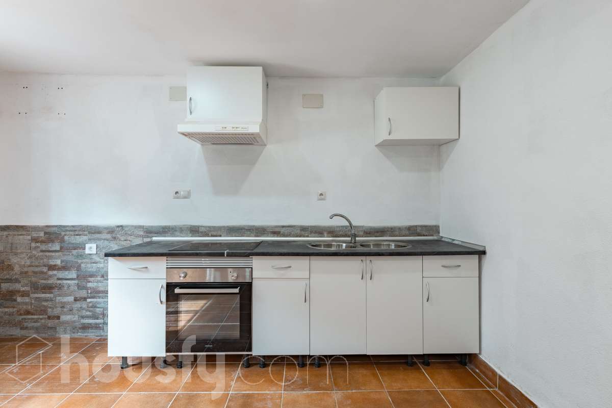 Housfy vende espectacular casa de obra nueva en Segur de Dalt, Calafell Vivienda de obra nueva, terminada en 2025, con 133 m² útiles según Catastro, amplia, luminosa y con una distribución muy funcional. Dispone de 4 dormitorios, 2 baños, salón-comedor, balcón, terraza, jardín privado, garaje cubierto y trastero. Como gran atractivo, cuenta además con un apartamento independiente con acceso privado, ideal para familiares, invitados o para disponer de un espacio adicional con total privacidad. Ubicada en Segur de Dalt, Calafell, una tranquila zona residencial a pocos minutos de la playa y de todos los servicios. Una excelente oportunidad para estrenar casa y disfrutar de la Costa Daurada. Contacta con Housfy y solicita tu visita. Zona y entorno Ubicado en la parte alta de Segur de Calafell, Segur de Dalt ofrece un ambiente familiar, vistas despejadas y una excelente conexión con la costa. Aviso legal El precio de venta no incluye gastos de la compraventa como notaría, registro, impuestos, ni tampoco honorarios agencia. Esta publicación no es vinculante. Consulta siempre la nota simple con Housfy antes de formalizar la compraventa. Sobre nosotros Housfy es la plataforma integral de servicios inmobiliarios. Nuestra combinación de expertos y tecnología pone al alcance de todo el mundo servicios cómodos, claros y seguros. AICAT número: 7922. Nos encargamos de la gestión y asesoramiento de la compra. ¡Olvídate de todo! Hacemos los trámites por ti. Y, si además necesitas financiación, ponemos a tu disposición un bróker hipotecario para ayudarte a conseguir las mejores condiciones para tu perfil económico. ¿Quieres visitarla? Contacta con Housfy y agenda tu visita sin compromiso. Más información en: housfy.com-20