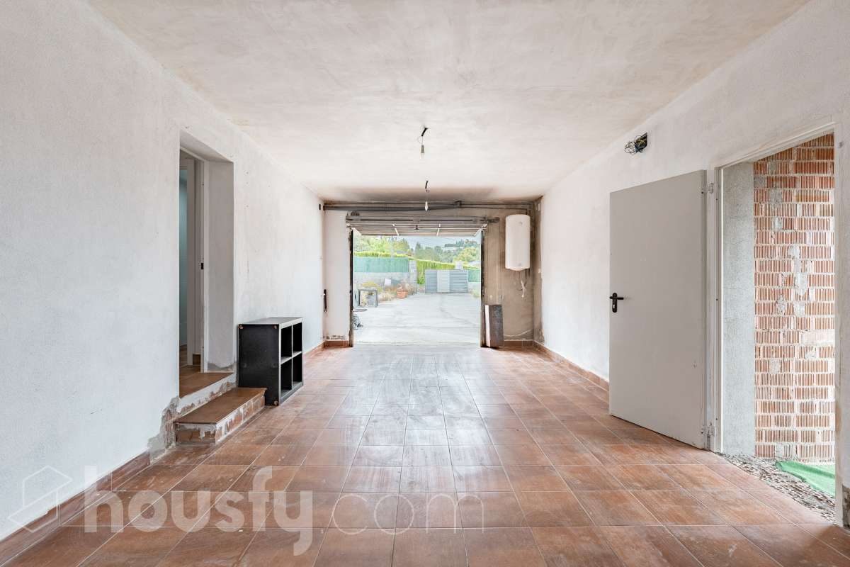 Housfy vende espectacular casa de obra nueva en Segur de Dalt, Calafell Vivienda de obra nueva, terminada en 2025, con 133 m² útiles según Catastro, amplia, luminosa y con una distribución muy funcional. Dispone de 4 dormitorios, 2 baños, salón-comedor, balcón, terraza, jardín privado, garaje cubierto y trastero. Como gran atractivo, cuenta además con un apartamento independiente con acceso privado, ideal para familiares, invitados o para disponer de un espacio adicional con total privacidad. Ubicada en Segur de Dalt, Calafell, una tranquila zona residencial a pocos minutos de la playa y de todos los servicios. Una excelente oportunidad para estrenar casa y disfrutar de la Costa Daurada. Contacta con Housfy y solicita tu visita. Zona y entorno Ubicado en la parte alta de Segur de Calafell, Segur de Dalt ofrece un ambiente familiar, vistas despejadas y una excelente conexión con la costa. Aviso legal El precio de venta no incluye gastos de la compraventa como notaría, registro, impuestos, ni tampoco honorarios agencia. Esta publicación no es vinculante. Consulta siempre la nota simple con Housfy antes de formalizar la compraventa. Sobre nosotros Housfy es la plataforma integral de servicios inmobiliarios. Nuestra combinación de expertos y tecnología pone al alcance de todo el mundo servicios cómodos, claros y seguros. AICAT número: 7922. Nos encargamos de la gestión y asesoramiento de la compra. ¡Olvídate de todo! Hacemos los trámites por ti. Y, si además necesitas financiación, ponemos a tu disposición un bróker hipotecario para ayudarte a conseguir las mejores condiciones para tu perfil económico. ¿Quieres visitarla? Contacta con Housfy y agenda tu visita sin compromiso. Más información en: housfy.com-27