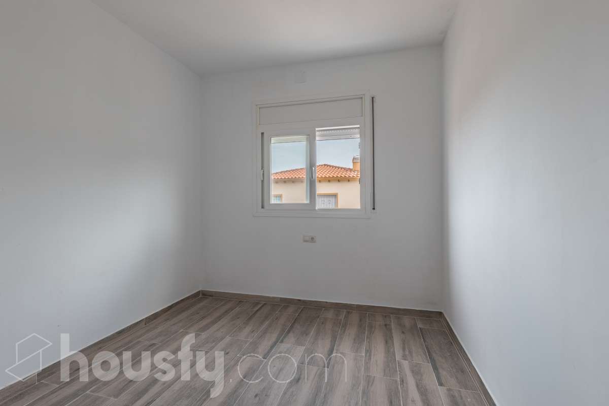 Housfy vende espectacular casa de obra nueva en Segur de Dalt, Calafell Vivienda de obra nueva, terminada en 2025, con 133 m² útiles según Catastro, amplia, luminosa y con una distribución muy funcional. Dispone de 4 dormitorios, 2 baños, salón-comedor, balcón, terraza, jardín privado, garaje cubierto y trastero. Como gran atractivo, cuenta además con un apartamento independiente con acceso privado, ideal para familiares, invitados o para disponer de un espacio adicional con total privacidad. Ubicada en Segur de Dalt, Calafell, una tranquila zona residencial a pocos minutos de la playa y de todos los servicios. Una excelente oportunidad para estrenar casa y disfrutar de la Costa Daurada. Contacta con Housfy y solicita tu visita. Zona y entorno Ubicado en la parte alta de Segur de Calafell, Segur de Dalt ofrece un ambiente familiar, vistas despejadas y una excelente conexión con la costa. Aviso legal El precio de venta no incluye gastos de la compraventa como notaría, registro, impuestos, ni tampoco honorarios agencia. Esta publicación no es vinculante. Consulta siempre la nota simple con Housfy antes de formalizar la compraventa. Sobre nosotros Housfy es la plataforma integral de servicios inmobiliarios. Nuestra combinación de expertos y tecnología pone al alcance de todo el mundo servicios cómodos, claros y seguros. AICAT número: 7922. Nos encargamos de la gestión y asesoramiento de la compra. ¡Olvídate de todo! Hacemos los trámites por ti. Y, si además necesitas financiación, ponemos a tu disposición un bróker hipotecario para ayudarte a conseguir las mejores condiciones para tu perfil económico. ¿Quieres visitarla? Contacta con Housfy y agenda tu visita sin compromiso. Más información en: housfy.com-12