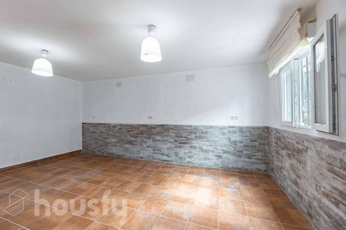 Housfy vende espectacular casa de obra nueva en Segur de Dalt, Calafell Vivienda de obra nueva, terminada en 2025, con 133 m² útiles según Catastro, amplia, luminosa y con una distribución muy funcional. Dispone de 4 dormitorios, 2 baños, salón-comedor, balcón, terraza, jardín privado, garaje cubierto y trastero. Como gran atractivo, cuenta además con un apartamento independiente con acceso privado, ideal para familiares, invitados o para disponer de un espacio adicional con total privacidad. Ubicada en Segur de Dalt, Calafell, una tranquila zona residencial a pocos minutos de la playa y de todos los servicios. Una excelente oportunidad para estrenar casa y disfrutar de la Costa Daurada. Contacta con Housfy y solicita tu visita. Zona y entorno Ubicado en la parte alta de Segur de Calafell, Segur de Dalt ofrece un ambiente familiar, vistas despejadas y una excelente conexión con la costa. Aviso legal El precio de venta no incluye gastos de la compraventa como notaría, registro, impuestos, ni tampoco honorarios agencia. Esta publicación no es vinculante. Consulta siempre la nota simple con Housfy antes de formalizar la compraventa. Sobre nosotros Housfy es la plataforma integral de servicios inmobiliarios. Nuestra combinación de expertos y tecnología pone al alcance de todo el mundo servicios cómodos, claros y seguros. AICAT número: 7922. Nos encargamos de la gestión y asesoramiento de la compra. ¡Olvídate de todo! Hacemos los trámites por ti. Y, si además necesitas financiación, ponemos a tu disposición un bróker hipotecario para ayudarte a conseguir las mejores condiciones para tu perfil económico. ¿Quieres visitarla? Contacta con Housfy y agenda tu visita sin compromiso. Más información en: housfy.com-22