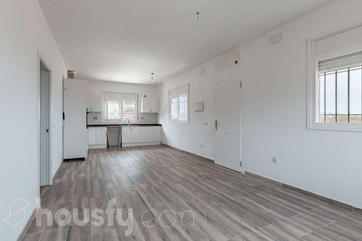 Housfy vende espectacular casa de obra nueva en Segur de Dalt, Calafell Vivienda de obra nueva, terminada en 2025, con 133 m² útiles según Catastro, amplia, luminosa y con una distribución muy funcional. Dispone de 4 dormitorios, 2 baños, salón-comedor, balcón, terraza, jardín privado, garaje cubierto y trastero. Como gran atractivo, cuenta además con un apartamento independiente con acceso privado, ideal para familiares, invitados o para disponer de un espacio adicional con total privacidad. Ubicada en Segur de Dalt, Calafell, una tranquila zona residencial a pocos minutos de la playa y de todos los servicios. Una excelente oportunidad para estrenar casa y disfrutar de la Costa Daurada. Contacta con Housfy y solicita tu visita. Zona y entorno Ubicado en la parte alta de Segur de Calafell, Segur de Dalt ofrece un ambiente familiar, vistas despejadas y una excelente conexión con la costa. Aviso legal El precio de venta no incluye gastos de la compraventa como notaría, registro, impuestos, ni tampoco honorarios agencia. Esta publicación no es vinculante. Consulta siempre la nota simple con Housfy antes de formalizar la compraventa. Sobre nosotros Housfy es la plataforma integral de servicios inmobiliarios. Nuestra combinación de expertos y tecnología pone al alcance de todo el mundo servicios cómodos, claros y seguros. AICAT número: 7922. Nos encargamos de la gestión y asesoramiento de la compra. ¡Olvídate de todo! Hacemos los trámites por ti. Y, si además necesitas financiación, ponemos a tu disposición un bróker hipotecario para ayudarte a conseguir las mejores condiciones para tu perfil económico. ¿Quieres visitarla? Contacta con Housfy y agenda tu visita sin compromiso. Más información en: housfy.com-16