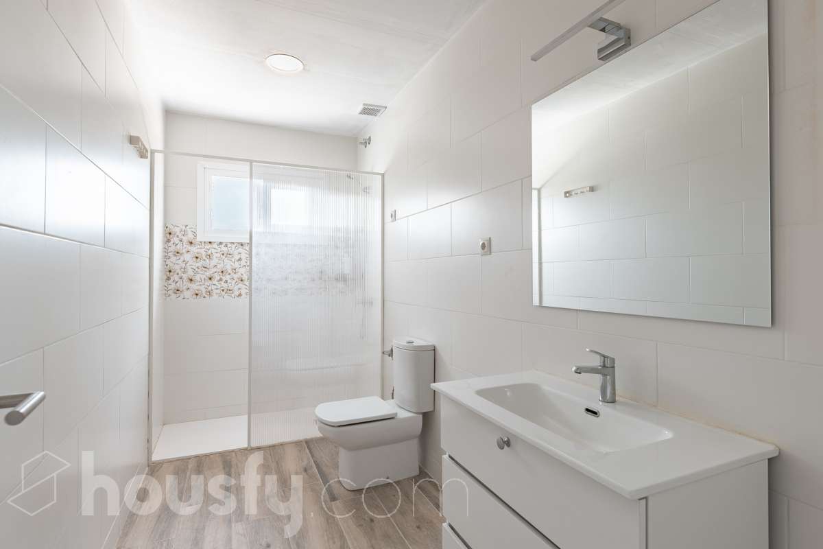 Housfy vende espectacular casa de obra nueva en Segur de Dalt, Calafell Vivienda de obra nueva, terminada en 2025, con 133 m² útiles según Catastro, amplia, luminosa y con una distribución muy funcional. Dispone de 4 dormitorios, 2 baños, salón-comedor, balcón, terraza, jardín privado, garaje cubierto y trastero. Como gran atractivo, cuenta además con un apartamento independiente con acceso privado, ideal para familiares, invitados o para disponer de un espacio adicional con total privacidad. Ubicada en Segur de Dalt, Calafell, una tranquila zona residencial a pocos minutos de la playa y de todos los servicios. Una excelente oportunidad para estrenar casa y disfrutar de la Costa Daurada. Contacta con Housfy y solicita tu visita. Zona y entorno Ubicado en la parte alta de Segur de Calafell, Segur de Dalt ofrece un ambiente familiar, vistas despejadas y una excelente conexión con la costa. Aviso legal El precio de venta no incluye gastos de la compraventa como notaría, registro, impuestos, ni tampoco honorarios agencia. Esta publicación no es vinculante. Consulta siempre la nota simple con Housfy antes de formalizar la compraventa. Sobre nosotros Housfy es la plataforma integral de servicios inmobiliarios. Nuestra combinación de expertos y tecnología pone al alcance de todo el mundo servicios cómodos, claros y seguros. AICAT número: 7922. Nos encargamos de la gestión y asesoramiento de la compra. ¡Olvídate de todo! Hacemos los trámites por ti. Y, si además necesitas financiación, ponemos a tu disposición un bróker hipotecario para ayudarte a conseguir las mejores condiciones para tu perfil económico. ¿Quieres visitarla? Contacta con Housfy y agenda tu visita sin compromiso. Más información en: housfy.com-18