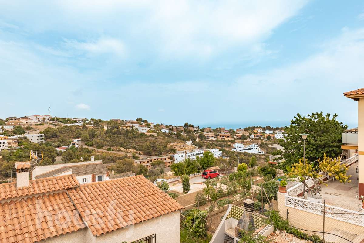 Housfy vende espectacular casa de obra nueva en Segur de Dalt, Calafell Vivienda de obra nueva, terminada en 2025, con 133 m² útiles según Catastro, amplia, luminosa y con una distribución muy funcional. Dispone de 4 dormitorios, 2 baños, salón-comedor, balcón, terraza, jardín privado, garaje cubierto y trastero. Como gran atractivo, cuenta además con un apartamento independiente con acceso privado, ideal para familiares, invitados o para disponer de un espacio adicional con total privacidad. Ubicada en Segur de Dalt, Calafell, una tranquila zona residencial a pocos minutos de la playa y de todos los servicios. Una excelente oportunidad para estrenar casa y disfrutar de la Costa Daurada. Contacta con Housfy y solicita tu visita. Zona y entorno Ubicado en la parte alta de Segur de Calafell, Segur de Dalt ofrece un ambiente familiar, vistas despejadas y una excelente conexión con la costa. Aviso legal El precio de venta no incluye gastos de la compraventa como notaría, registro, impuestos, ni tampoco honorarios agencia. Esta publicación no es vinculante. Consulta siempre la nota simple con Housfy antes de formalizar la compraventa. Sobre nosotros Housfy es la plataforma integral de servicios inmobiliarios. Nuestra combinación de expertos y tecnología pone al alcance de todo el mundo servicios cómodos, claros y seguros. AICAT número: 7922. Nos encargamos de la gestión y asesoramiento de la compra. ¡Olvídate de todo! Hacemos los trámites por ti. Y, si además necesitas financiación, ponemos a tu disposición un bróker hipotecario para ayudarte a conseguir las mejores condiciones para tu perfil económico. ¿Quieres visitarla? Contacta con Housfy y agenda tu visita sin compromiso. Más información en: housfy.com-28