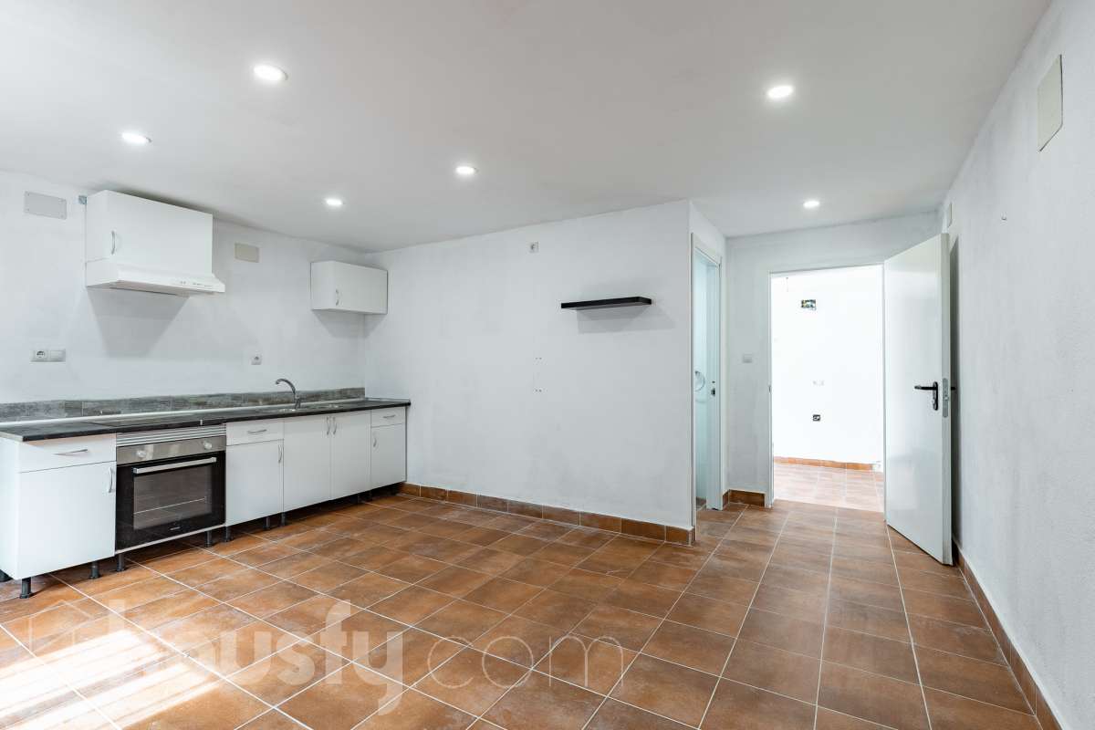 Housfy vende espectacular casa de obra nueva en Segur de Dalt, Calafell Vivienda de obra nueva, terminada en 2025, con 133 m² útiles según Catastro, amplia, luminosa y con una distribución muy funcional. Dispone de 4 dormitorios, 2 baños, salón-comedor, balcón, terraza, jardín privado, garaje cubierto y trastero. Como gran atractivo, cuenta además con un apartamento independiente con acceso privado, ideal para familiares, invitados o para disponer de un espacio adicional con total privacidad. Ubicada en Segur de Dalt, Calafell, una tranquila zona residencial a pocos minutos de la playa y de todos los servicios. Una excelente oportunidad para estrenar casa y disfrutar de la Costa Daurada. Contacta con Housfy y solicita tu visita. Zona y entorno Ubicado en la parte alta de Segur de Calafell, Segur de Dalt ofrece un ambiente familiar, vistas despejadas y una excelente conexión con la costa. Aviso legal El precio de venta no incluye gastos de la compraventa como notaría, registro, impuestos, ni tampoco honorarios agencia. Esta publicación no es vinculante. Consulta siempre la nota simple con Housfy antes de formalizar la compraventa. Sobre nosotros Housfy es la plataforma integral de servicios inmobiliarios. Nuestra combinación de expertos y tecnología pone al alcance de todo el mundo servicios cómodos, claros y seguros. AICAT número: 7922. Nos encargamos de la gestión y asesoramiento de la compra. ¡Olvídate de todo! Hacemos los trámites por ti. Y, si además necesitas financiación, ponemos a tu disposición un bróker hipotecario para ayudarte a conseguir las mejores condiciones para tu perfil económico. ¿Quieres visitarla? Contacta con Housfy y agenda tu visita sin compromiso. Más información en: housfy.com-21