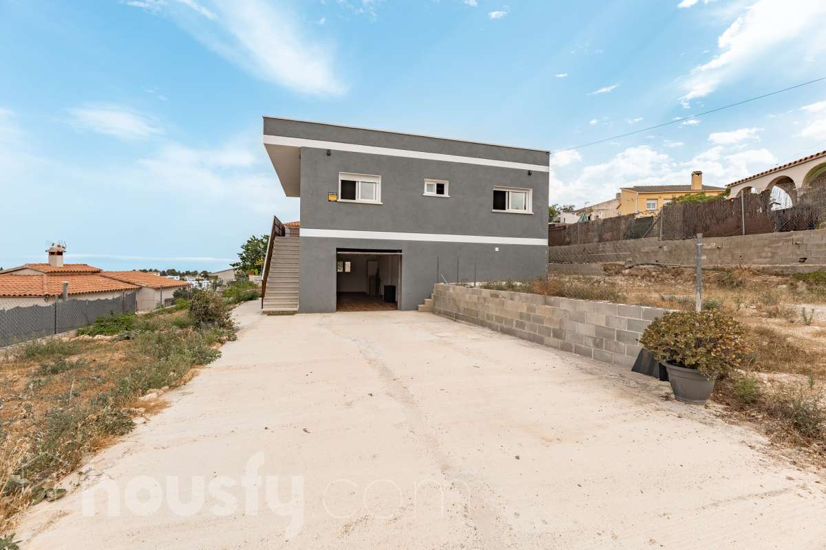 Housfy vende espectacular casa de obra nueva en Segur de Dalt, Calafell Vivienda de obra nueva, terminada en 2025, con 133 m² útiles según Catastro, amplia, luminosa y con una distribución muy funcional. Dispone de 4 dormitorios, 2 baños, salón-comedor, balcón, terraza, jardín privado, garaje cubierto y trastero. Como gran atractivo, cuenta además con un apartamento independiente con acceso privado, ideal para familiares, invitados o para disponer de un espacio adicional con total privacidad. Ubicada en Segur de Dalt, Calafell, una tranquila zona residencial a pocos minutos de la playa y de todos los servicios. Una excelente oportunidad para estrenar casa y disfrutar de la Costa Daurada. Contacta con Housfy y solicita tu visita. Zona y entorno Ubicado en la parte alta de Segur de Calafell, Segur de Dalt ofrece un ambiente familiar, vistas despejadas y una excelente conexión con la costa. Aviso legal El precio de venta no incluye gastos de la compraventa como notaría, registro, impuestos, ni tampoco honorarios agencia. Esta publicación no es vinculante. Consulta siempre la nota simple con Housfy antes de formalizar la compraventa. Sobre nosotros Housfy es la plataforma integral de servicios inmobiliarios. Nuestra combinación de expertos y tecnología pone al alcance de todo el mundo servicios cómodos, claros y seguros. AICAT número: 7922. Nos encargamos de la gestión y asesoramiento de la compra. ¡Olvídate de todo! Hacemos los trámites por ti. Y, si además necesitas financiación, ponemos a tu disposición un bróker hipotecario para ayudarte a conseguir las mejores condiciones para tu perfil económico. ¿Quieres visitarla? Contacta con Housfy y agenda tu visita sin compromiso. Más información en: housfy.com-5