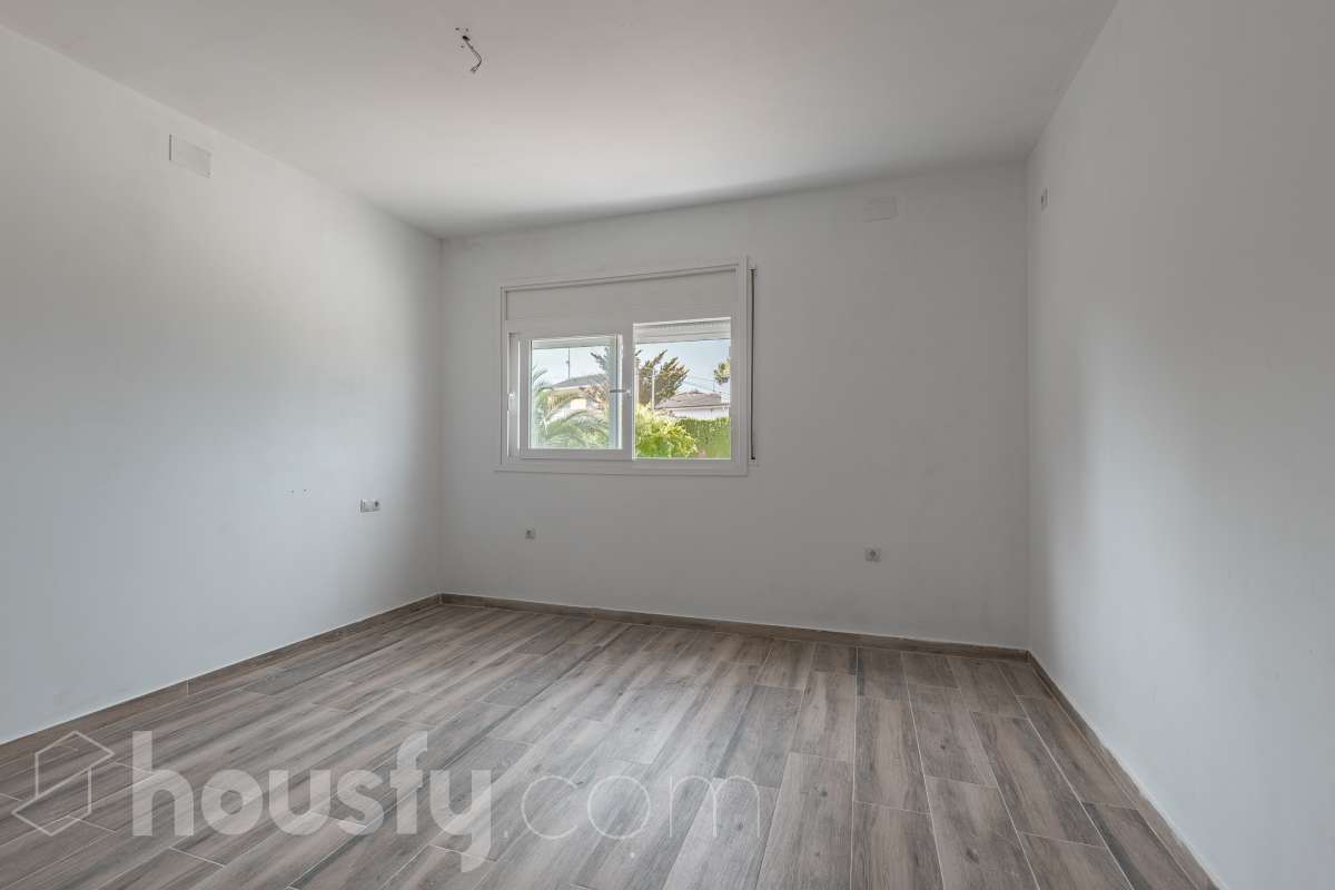 Housfy vende espectacular casa de obra nueva en Segur de Dalt, Calafell Vivienda de obra nueva, terminada en 2025, con 133 m² útiles según Catastro, amplia, luminosa y con una distribución muy funcional. Dispone de 4 dormitorios, 2 baños, salón-comedor, balcón, terraza, jardín privado, garaje cubierto y trastero. Como gran atractivo, cuenta además con un apartamento independiente con acceso privado, ideal para familiares, invitados o para disponer de un espacio adicional con total privacidad. Ubicada en Segur de Dalt, Calafell, una tranquila zona residencial a pocos minutos de la playa y de todos los servicios. Una excelente oportunidad para estrenar casa y disfrutar de la Costa Daurada. Contacta con Housfy y solicita tu visita. Zona y entorno Ubicado en la parte alta de Segur de Calafell, Segur de Dalt ofrece un ambiente familiar, vistas despejadas y una excelente conexión con la costa. Aviso legal El precio de venta no incluye gastos de la compraventa como notaría, registro, impuestos, ni tampoco honorarios agencia. Esta publicación no es vinculante. Consulta siempre la nota simple con Housfy antes de formalizar la compraventa. Sobre nosotros Housfy es la plataforma integral de servicios inmobiliarios. Nuestra combinación de expertos y tecnología pone al alcance de todo el mundo servicios cómodos, claros y seguros. AICAT número: 7922. Nos encargamos de la gestión y asesoramiento de la compra. ¡Olvídate de todo! Hacemos los trámites por ti. Y, si además necesitas financiación, ponemos a tu disposición un bróker hipotecario para ayudarte a conseguir las mejores condiciones para tu perfil económico. ¿Quieres visitarla? Contacta con Housfy y agenda tu visita sin compromiso. Más información en: housfy.com-9