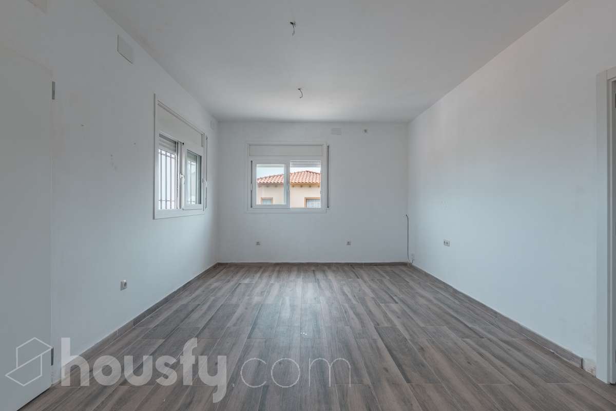 Housfy vende espectacular casa de obra nueva en Segur de Dalt, Calafell Vivienda de obra nueva, terminada en 2025, con 133 m² útiles según Catastro, amplia, luminosa y con una distribución muy funcional. Dispone de 4 dormitorios, 2 baños, salón-comedor, balcón, terraza, jardín privado, garaje cubierto y trastero. Como gran atractivo, cuenta además con un apartamento independiente con acceso privado, ideal para familiares, invitados o para disponer de un espacio adicional con total privacidad. Ubicada en Segur de Dalt, Calafell, una tranquila zona residencial a pocos minutos de la playa y de todos los servicios. Una excelente oportunidad para estrenar casa y disfrutar de la Costa Daurada. Contacta con Housfy y solicita tu visita. Zona y entorno Ubicado en la parte alta de Segur de Calafell, Segur de Dalt ofrece un ambiente familiar, vistas despejadas y una excelente conexión con la costa. Aviso legal El precio de venta no incluye gastos de la compraventa como notaría, registro, impuestos, ni tampoco honorarios agencia. Esta publicación no es vinculante. Consulta siempre la nota simple con Housfy antes de formalizar la compraventa. Sobre nosotros Housfy es la plataforma integral de servicios inmobiliarios. Nuestra combinación de expertos y tecnología pone al alcance de todo el mundo servicios cómodos, claros y seguros. AICAT número: 7922. Nos encargamos de la gestión y asesoramiento de la compra. ¡Olvídate de todo! Hacemos los trámites por ti. Y, si además necesitas financiación, ponemos a tu disposición un bróker hipotecario para ayudarte a conseguir las mejores condiciones para tu perfil económico. ¿Quieres visitarla? Contacta con Housfy y agenda tu visita sin compromiso. Más información en: housfy.com-7