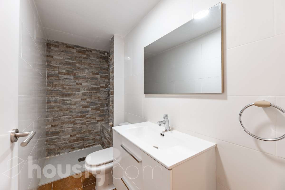 Housfy vende espectacular casa de obra nueva en Segur de Dalt, Calafell Vivienda de obra nueva, terminada en 2025, con 133 m² útiles según Catastro, amplia, luminosa y con una distribución muy funcional. Dispone de 4 dormitorios, 2 baños, salón-comedor, balcón, terraza, jardín privado, garaje cubierto y trastero. Como gran atractivo, cuenta además con un apartamento independiente con acceso privado, ideal para familiares, invitados o para disponer de un espacio adicional con total privacidad. Ubicada en Segur de Dalt, Calafell, una tranquila zona residencial a pocos minutos de la playa y de todos los servicios. Una excelente oportunidad para estrenar casa y disfrutar de la Costa Daurada. Contacta con Housfy y solicita tu visita. Zona y entorno Ubicado en la parte alta de Segur de Calafell, Segur de Dalt ofrece un ambiente familiar, vistas despejadas y una excelente conexión con la costa. Aviso legal El precio de venta no incluye gastos de la compraventa como notaría, registro, impuestos, ni tampoco honorarios agencia. Esta publicación no es vinculante. Consulta siempre la nota simple con Housfy antes de formalizar la compraventa. Sobre nosotros Housfy es la plataforma integral de servicios inmobiliarios. Nuestra combinación de expertos y tecnología pone al alcance de todo el mundo servicios cómodos, claros y seguros. AICAT número: 7922. Nos encargamos de la gestión y asesoramiento de la compra. ¡Olvídate de todo! Hacemos los trámites por ti. Y, si además necesitas financiación, ponemos a tu disposición un bróker hipotecario para ayudarte a conseguir las mejores condiciones para tu perfil económico. ¿Quieres visitarla? Contacta con Housfy y agenda tu visita sin compromiso. Más información en: housfy.com-25