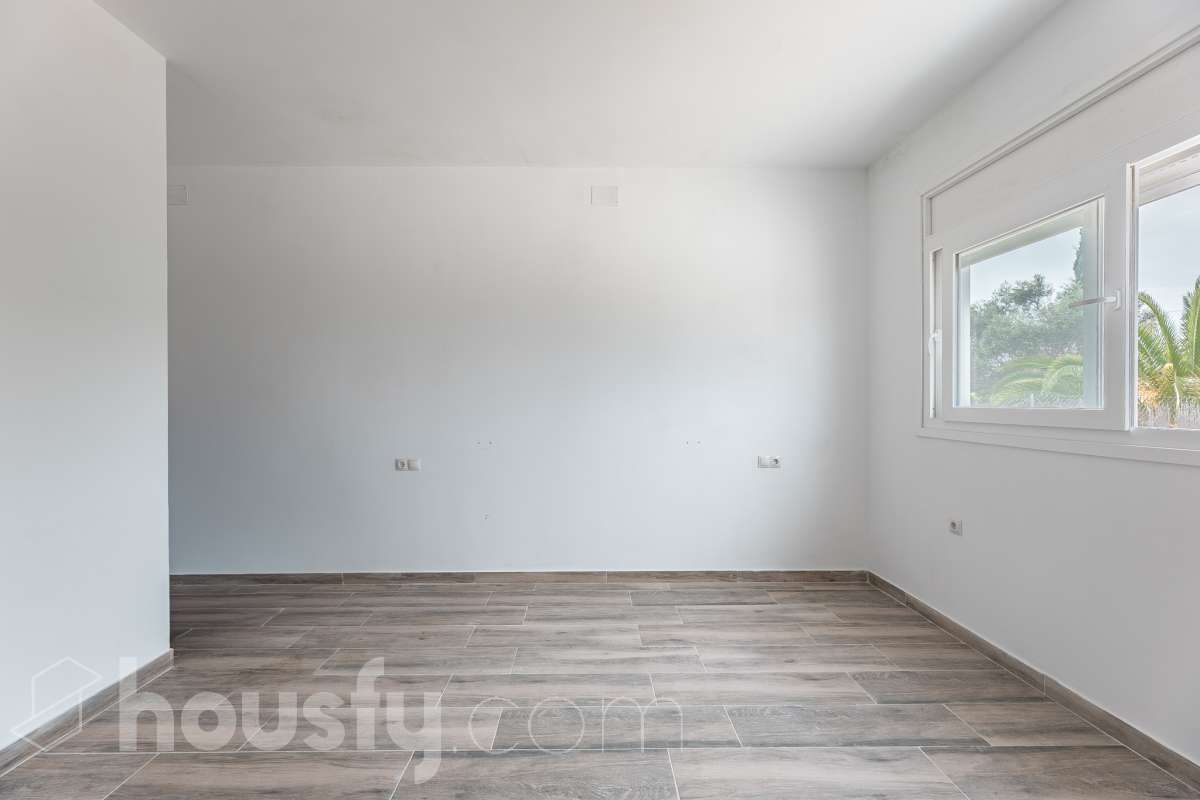 Housfy vende espectacular casa de obra nueva en Segur de Dalt, Calafell Vivienda de obra nueva, terminada en 2025, con 133 m² útiles según Catastro, amplia, luminosa y con una distribución muy funcional. Dispone de 4 dormitorios, 2 baños, salón-comedor, balcón, terraza, jardín privado, garaje cubierto y trastero. Como gran atractivo, cuenta además con un apartamento independiente con acceso privado, ideal para familiares, invitados o para disponer de un espacio adicional con total privacidad. Ubicada en Segur de Dalt, Calafell, una tranquila zona residencial a pocos minutos de la playa y de todos los servicios. Una excelente oportunidad para estrenar casa y disfrutar de la Costa Daurada. Contacta con Housfy y solicita tu visita. Zona y entorno Ubicado en la parte alta de Segur de Calafell, Segur de Dalt ofrece un ambiente familiar, vistas despejadas y una excelente conexión con la costa. Aviso legal El precio de venta no incluye gastos de la compraventa como notaría, registro, impuestos, ni tampoco honorarios agencia. Esta publicación no es vinculante. Consulta siempre la nota simple con Housfy antes de formalizar la compraventa. Sobre nosotros Housfy es la plataforma integral de servicios inmobiliarios. Nuestra combinación de expertos y tecnología pone al alcance de todo el mundo servicios cómodos, claros y seguros. AICAT número: 7922. Nos encargamos de la gestión y asesoramiento de la compra. ¡Olvídate de todo! Hacemos los trámites por ti. Y, si además necesitas financiación, ponemos a tu disposición un bróker hipotecario para ayudarte a conseguir las mejores condiciones para tu perfil económico. ¿Quieres visitarla? Contacta con Housfy y agenda tu visita sin compromiso. Más información en: housfy.com-10