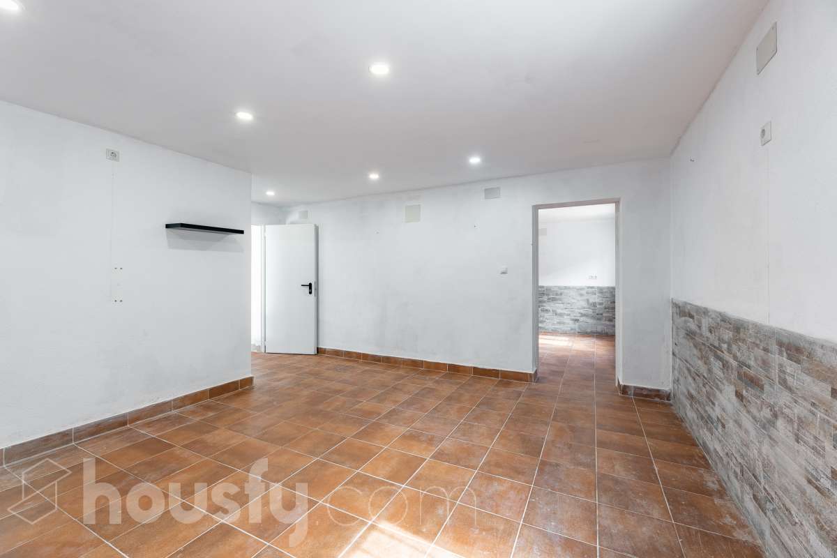 Housfy vende espectacular casa de obra nueva en Segur de Dalt, Calafell Vivienda de obra nueva, terminada en 2025, con 133 m² útiles según Catastro, amplia, luminosa y con una distribución muy funcional. Dispone de 4 dormitorios, 2 baños, salón-comedor, balcón, terraza, jardín privado, garaje cubierto y trastero. Como gran atractivo, cuenta además con un apartamento independiente con acceso privado, ideal para familiares, invitados o para disponer de un espacio adicional con total privacidad. Ubicada en Segur de Dalt, Calafell, una tranquila zona residencial a pocos minutos de la playa y de todos los servicios. Una excelente oportunidad para estrenar casa y disfrutar de la Costa Daurada. Contacta con Housfy y solicita tu visita. Zona y entorno Ubicado en la parte alta de Segur de Calafell, Segur de Dalt ofrece un ambiente familiar, vistas despejadas y una excelente conexión con la costa. Aviso legal El precio de venta no incluye gastos de la compraventa como notaría, registro, impuestos, ni tampoco honorarios agencia. Esta publicación no es vinculante. Consulta siempre la nota simple con Housfy antes de formalizar la compraventa. Sobre nosotros Housfy es la plataforma integral de servicios inmobiliarios. Nuestra combinación de expertos y tecnología pone al alcance de todo el mundo servicios cómodos, claros y seguros. AICAT número: 7922. Nos encargamos de la gestión y asesoramiento de la compra. ¡Olvídate de todo! Hacemos los trámites por ti. Y, si además necesitas financiación, ponemos a tu disposición un bróker hipotecario para ayudarte a conseguir las mejores condiciones para tu perfil económico. ¿Quieres visitarla? Contacta con Housfy y agenda tu visita sin compromiso. Más información en: housfy.com-24
