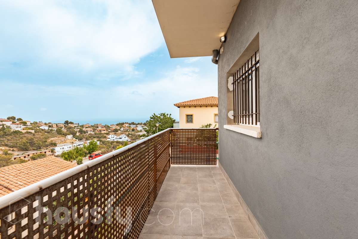 Housfy vende espectacular casa de obra nueva en Segur de Dalt, Calafell Vivienda de obra nueva, terminada en 2025, con 133 m² útiles según Catastro, amplia, luminosa y con una distribución muy funcional. Dispone de 4 dormitorios, 2 baños, salón-comedor, balcón, terraza, jardín privado, garaje cubierto y trastero. Como gran atractivo, cuenta además con un apartamento independiente con acceso privado, ideal para familiares, invitados o para disponer de un espacio adicional con total privacidad. Ubicada en Segur de Dalt, Calafell, una tranquila zona residencial a pocos minutos de la playa y de todos los servicios. Una excelente oportunidad para estrenar casa y disfrutar de la Costa Daurada. Contacta con Housfy y solicita tu visita. Zona y entorno Ubicado en la parte alta de Segur de Calafell, Segur de Dalt ofrece un ambiente familiar, vistas despejadas y una excelente conexión con la costa. Aviso legal El precio de venta no incluye gastos de la compraventa como notaría, registro, impuestos, ni tampoco honorarios agencia. Esta publicación no es vinculante. Consulta siempre la nota simple con Housfy antes de formalizar la compraventa. Sobre nosotros Housfy es la plataforma integral de servicios inmobiliarios. Nuestra combinación de expertos y tecnología pone al alcance de todo el mundo servicios cómodos, claros y seguros. AICAT número: 7922. Nos encargamos de la gestión y asesoramiento de la compra. ¡Olvídate de todo! Hacemos los trámites por ti. Y, si además necesitas financiación, ponemos a tu disposición un bróker hipotecario para ayudarte a conseguir las mejores condiciones para tu perfil económico. ¿Quieres visitarla? Contacta con Housfy y agenda tu visita sin compromiso. Más información en: housfy.com-3