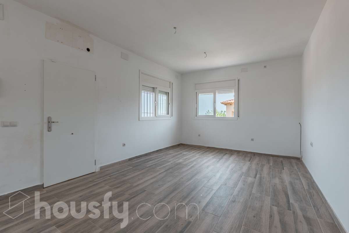 Housfy vende espectacular casa de obra nueva en Segur de Dalt, Calafell Vivienda de obra nueva, terminada en 2025, con 133 m² útiles según Catastro, amplia, luminosa y con una distribución muy funcional. Dispone de 4 dormitorios, 2 baños, salón-comedor, balcón, terraza, jardín privado, garaje cubierto y trastero. Como gran atractivo, cuenta además con un apartamento independiente con acceso privado, ideal para familiares, invitados o para disponer de un espacio adicional con total privacidad. Ubicada en Segur de Dalt, Calafell, una tranquila zona residencial a pocos minutos de la playa y de todos los servicios. Una excelente oportunidad para estrenar casa y disfrutar de la Costa Daurada. Contacta con Housfy y solicita tu visita. Zona y entorno Ubicado en la parte alta de Segur de Calafell, Segur de Dalt ofrece un ambiente familiar, vistas despejadas y una excelente conexión con la costa. Aviso legal El precio de venta no incluye gastos de la compraventa como notaría, registro, impuestos, ni tampoco honorarios agencia. Esta publicación no es vinculante. Consulta siempre la nota simple con Housfy antes de formalizar la compraventa. Sobre nosotros Housfy es la plataforma integral de servicios inmobiliarios. Nuestra combinación de expertos y tecnología pone al alcance de todo el mundo servicios cómodos, claros y seguros. AICAT número: 7922. Nos encargamos de la gestión y asesoramiento de la compra. ¡Olvídate de todo! Hacemos los trámites por ti. Y, si además necesitas financiación, ponemos a tu disposición un bróker hipotecario para ayudarte a conseguir las mejores condiciones para tu perfil económico. ¿Quieres visitarla? Contacta con Housfy y agenda tu visita sin compromiso. Más información en: housfy.com-6
