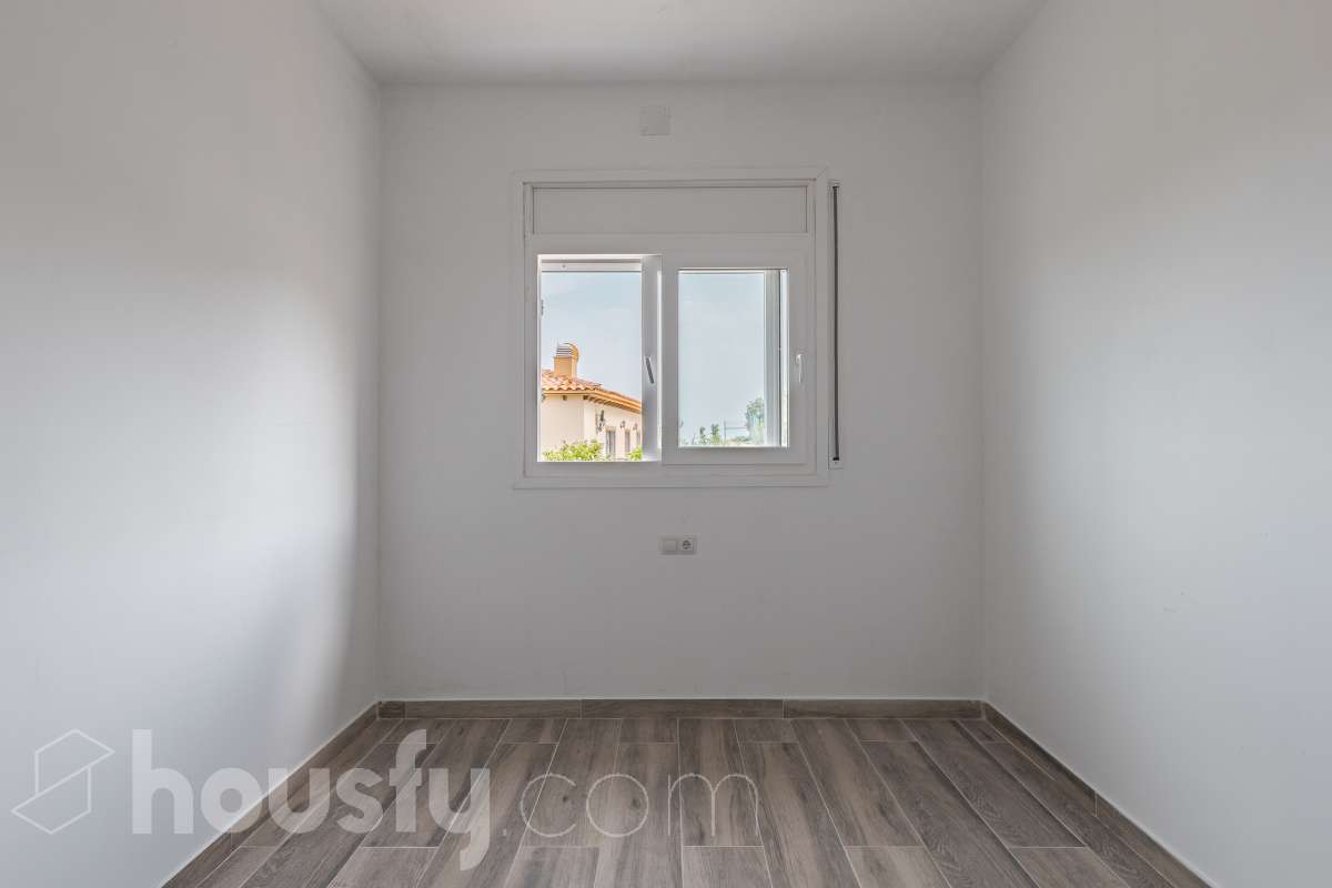 Housfy vende espectacular casa de obra nueva en Segur de Dalt, Calafell Vivienda de obra nueva, terminada en 2025, con 133 m² útiles según Catastro, amplia, luminosa y con una distribución muy funcional. Dispone de 4 dormitorios, 2 baños, salón-comedor, balcón, terraza, jardín privado, garaje cubierto y trastero. Como gran atractivo, cuenta además con un apartamento independiente con acceso privado, ideal para familiares, invitados o para disponer de un espacio adicional con total privacidad. Ubicada en Segur de Dalt, Calafell, una tranquila zona residencial a pocos minutos de la playa y de todos los servicios. Una excelente oportunidad para estrenar casa y disfrutar de la Costa Daurada. Contacta con Housfy y solicita tu visita. Zona y entorno Ubicado en la parte alta de Segur de Calafell, Segur de Dalt ofrece un ambiente familiar, vistas despejadas y una excelente conexión con la costa. Aviso legal El precio de venta no incluye gastos de la compraventa como notaría, registro, impuestos, ni tampoco honorarios agencia. Esta publicación no es vinculante. Consulta siempre la nota simple con Housfy antes de formalizar la compraventa. Sobre nosotros Housfy es la plataforma integral de servicios inmobiliarios. Nuestra combinación de expertos y tecnología pone al alcance de todo el mundo servicios cómodos, claros y seguros. AICAT número: 7922. Nos encargamos de la gestión y asesoramiento de la compra. ¡Olvídate de todo! Hacemos los trámites por ti. Y, si además necesitas financiación, ponemos a tu disposición un bróker hipotecario para ayudarte a conseguir las mejores condiciones para tu perfil económico. ¿Quieres visitarla? Contacta con Housfy y agenda tu visita sin compromiso. Más información en: housfy.com-11