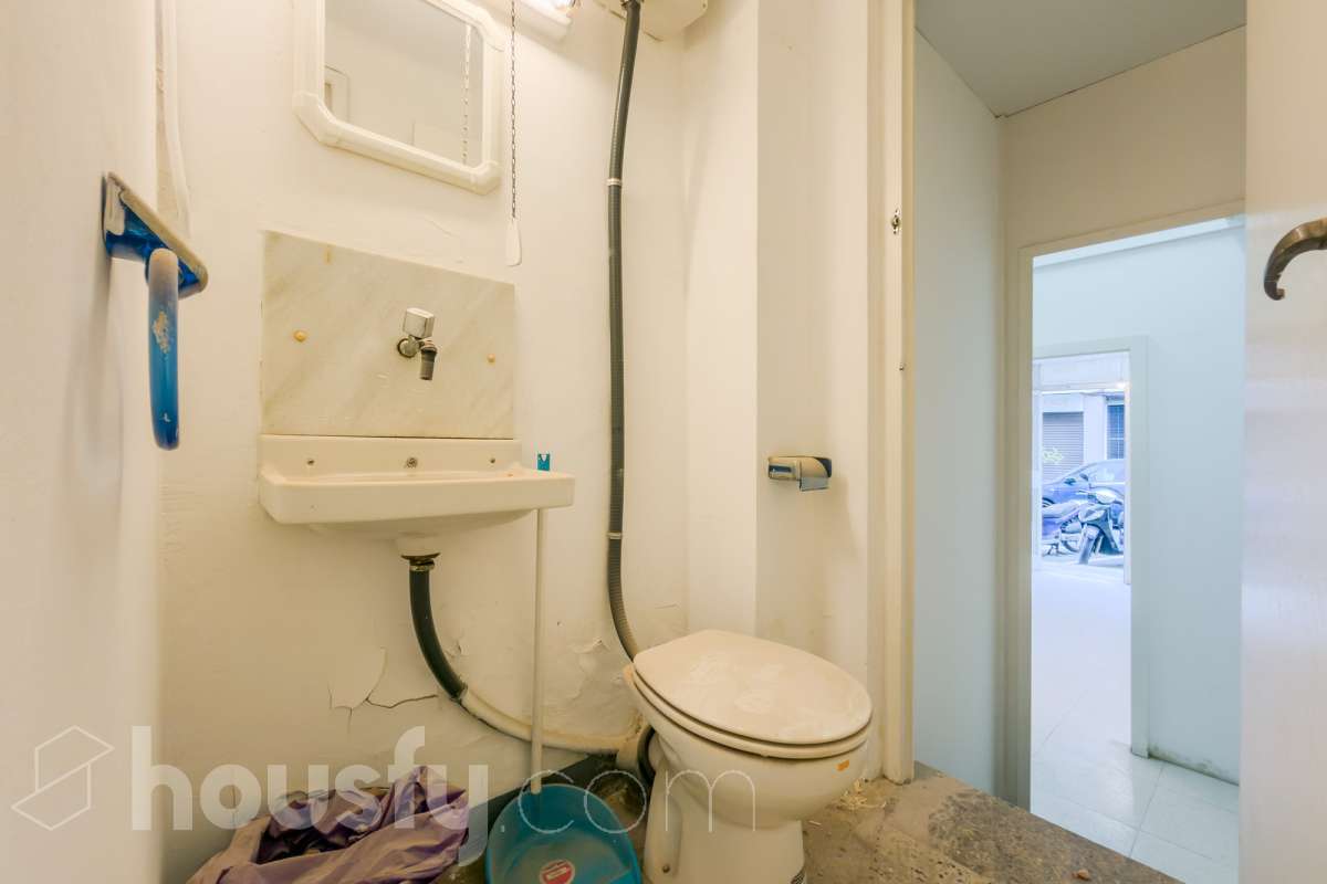 Local comercial en venta en la calle Riu de l'Or – Sarrià, Barcelona Excelente oportunidad para emprender o invertir en una de las zonas más exclusivas de Barcelona. Se vende local comercial de 28 m² construidos, ubicado a pie de calle en la calle Riu de l'Or, en pleno corazón de Sarrià, un barrio consolidado, elegante y con una intensa vida comercial de proximidad. Su ubicación privilegiada, rodeada de comercios, servicios, colegios y zonas residenciales de alto poder adquisitivo, lo convierte en un espacio ideal para desarrollar una actividad profesional o realizar una inversión con gran potencial de revalorización. Características principales 28 m² construidos. A pie de calle, con excelente accesibilidad. Amplio escaparate, perfecto para dar visibilidad a cualquier negocio. Baño. Persiana motorizada, que aporta comodidad y seguridad. Espacio funcional y fácil de adaptar a diferentes actividades. Ideal para boutique, despacho profesional, estudio, oficina, tienda especializada, salón de estética, centro de bienestar o cualquier negocio de servicios que busque una ubicación de prestigio. La calle Riu de l'Or disfruta de un entorno tranquilo y cuidado, muy próximo al eje comercial de Sarrià y perfectamente comunicado con el resto de la ciudad. Es una ubicación muy valorada por la calidad de vida del barrio y la fidelidad de su clientela. Si buscas un local con encanto, en una ubicación estratégica y con excelentes posibilidades de rentabilidad, esta es una oportunidad que no puedes dejar pasar. Contacta con nosotros para recibir más información o concertar una visita. Descubre el espacio donde puede comenzar tu próximo proyecto. En cumplimiento de la Ley 8/2026 en Cataluña, el certificado de presencia o ausencia de amianto se encuentra en proceso de tramitación.-13