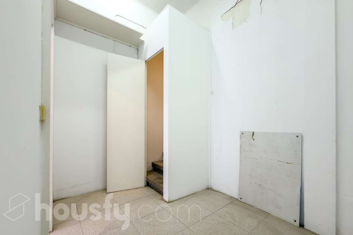 Local comercial en venta en la calle Riu de l'Or – Sarrià, Barcelona Excelente oportunidad para emprender o invertir en una de las zonas más exclusivas de Barcelona. Se vende local comercial de 28 m² construidos, ubicado a pie de calle en la calle Riu de l'Or, en pleno corazón de Sarrià, un barrio consolidado, elegante y con una intensa vida comercial de proximidad. Su ubicación privilegiada, rodeada de comercios, servicios, colegios y zonas residenciales de alto poder adquisitivo, lo convierte en un espacio ideal para desarrollar una actividad profesional o realizar una inversión con gran potencial de revalorización. Características principales 28 m² construidos. A pie de calle, con excelente accesibilidad. Amplio escaparate, perfecto para dar visibilidad a cualquier negocio. Baño. Persiana motorizada, que aporta comodidad y seguridad. Espacio funcional y fácil de adaptar a diferentes actividades. Ideal para boutique, despacho profesional, estudio, oficina, tienda especializada, salón de estética, centro de bienestar o cualquier negocio de servicios que busque una ubicación de prestigio. La calle Riu de l'Or disfruta de un entorno tranquilo y cuidado, muy próximo al eje comercial de Sarrià y perfectamente comunicado con el resto de la ciudad. Es una ubicación muy valorada por la calidad de vida del barrio y la fidelidad de su clientela. Si buscas un local con encanto, en una ubicación estratégica y con excelentes posibilidades de rentabilidad, esta es una oportunidad que no puedes dejar pasar. Contacta con nosotros para recibir más información o concertar una visita. Descubre el espacio donde puede comenzar tu próximo proyecto. En cumplimiento de la Ley 8/2026 en Cataluña, el certificado de presencia o ausencia de amianto se encuentra en proceso de tramitación.-9