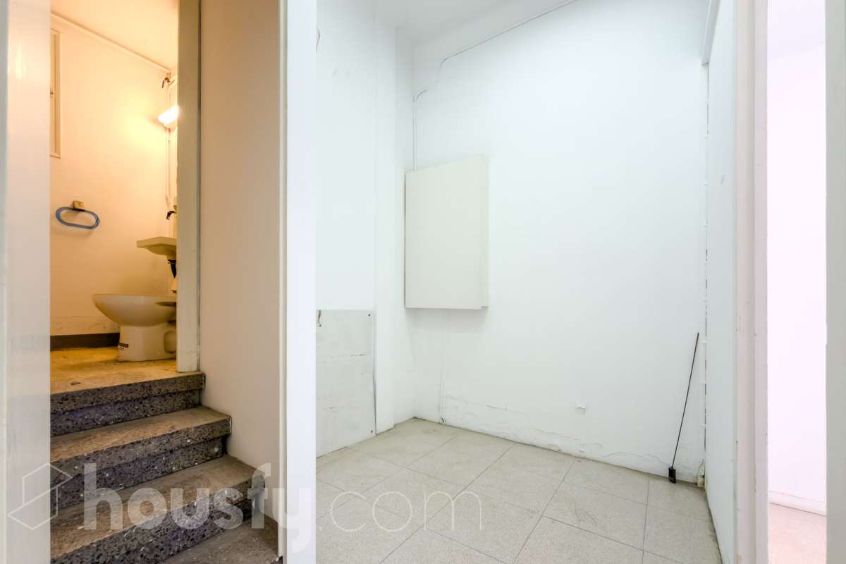 Local comercial en venta en la calle Riu de l'Or – Sarrià, Barcelona Excelente oportunidad para emprender o invertir en una de las zonas más exclusivas de Barcelona. Se vende local comercial de 28 m² construidos, ubicado a pie de calle en la calle Riu de l'Or, en pleno corazón de Sarrià, un barrio consolidado, elegante y con una intensa vida comercial de proximidad. Su ubicación privilegiada, rodeada de comercios, servicios, colegios y zonas residenciales de alto poder adquisitivo, lo convierte en un espacio ideal para desarrollar una actividad profesional o realizar una inversión con gran potencial de revalorización. Características principales 28 m² construidos. A pie de calle, con excelente accesibilidad. Amplio escaparate, perfecto para dar visibilidad a cualquier negocio. Baño. Persiana motorizada, que aporta comodidad y seguridad. Espacio funcional y fácil de adaptar a diferentes actividades. Ideal para boutique, despacho profesional, estudio, oficina, tienda especializada, salón de estética, centro de bienestar o cualquier negocio de servicios que busque una ubicación de prestigio. La calle Riu de l'Or disfruta de un entorno tranquilo y cuidado, muy próximo al eje comercial de Sarrià y perfectamente comunicado con el resto de la ciudad. Es una ubicación muy valorada por la calidad de vida del barrio y la fidelidad de su clientela. Si buscas un local con encanto, en una ubicación estratégica y con excelentes posibilidades de rentabilidad, esta es una oportunidad que no puedes dejar pasar. Contacta con nosotros para recibir más información o concertar una visita. Descubre el espacio donde puede comenzar tu próximo proyecto. En cumplimiento de la Ley 8/2026 en Cataluña, el certificado de presencia o ausencia de amianto se encuentra en proceso de tramitación.-8