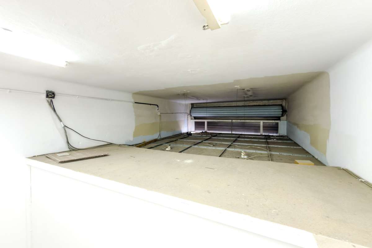 Local comercial en venta en la calle Riu de l'Or – Sarrià, Barcelona Excelente oportunidad para emprender o invertir en una de las zonas más exclusivas de Barcelona. Se vende local comercial de 28 m² construidos, ubicado a pie de calle en la calle Riu de l'Or, en pleno corazón de Sarrià, un barrio consolidado, elegante y con una intensa vida comercial de proximidad. Su ubicación privilegiada, rodeada de comercios, servicios, colegios y zonas residenciales de alto poder adquisitivo, lo convierte en un espacio ideal para desarrollar una actividad profesional o realizar una inversión con gran potencial de revalorización. Características principales 28 m² construidos. A pie de calle, con excelente accesibilidad. Amplio escaparate, perfecto para dar visibilidad a cualquier negocio. Baño. Persiana motorizada, que aporta comodidad y seguridad. Espacio funcional y fácil de adaptar a diferentes actividades. Ideal para boutique, despacho profesional, estudio, oficina, tienda especializada, salón de estética, centro de bienestar o cualquier negocio de servicios que busque una ubicación de prestigio. La calle Riu de l'Or disfruta de un entorno tranquilo y cuidado, muy próximo al eje comercial de Sarrià y perfectamente comunicado con el resto de la ciudad. Es una ubicación muy valorada por la calidad de vida del barrio y la fidelidad de su clientela. Si buscas un local con encanto, en una ubicación estratégica y con excelentes posibilidades de rentabilidad, esta es una oportunidad que no puedes dejar pasar. Contacta con nosotros para recibir más información o concertar una visita. Descubre el espacio donde puede comenzar tu próximo proyecto. En cumplimiento de la Ley 8/2026 en Cataluña, el certificado de presencia o ausencia de amianto se encuentra en proceso de tramitación.-15