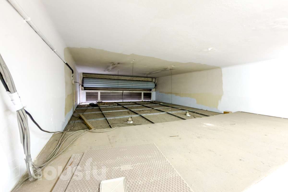 Local comercial en venta en la calle Riu de l'Or – Sarrià, Barcelona Excelente oportunidad para emprender o invertir en una de las zonas más exclusivas de Barcelona. Se vende local comercial de 28 m² construidos, ubicado a pie de calle en la calle Riu de l'Or, en pleno corazón de Sarrià, un barrio consolidado, elegante y con una intensa vida comercial de proximidad. Su ubicación privilegiada, rodeada de comercios, servicios, colegios y zonas residenciales de alto poder adquisitivo, lo convierte en un espacio ideal para desarrollar una actividad profesional o realizar una inversión con gran potencial de revalorización. Características principales 28 m² construidos. A pie de calle, con excelente accesibilidad. Amplio escaparate, perfecto para dar visibilidad a cualquier negocio. Baño. Persiana motorizada, que aporta comodidad y seguridad. Espacio funcional y fácil de adaptar a diferentes actividades. Ideal para boutique, despacho profesional, estudio, oficina, tienda especializada, salón de estética, centro de bienestar o cualquier negocio de servicios que busque una ubicación de prestigio. La calle Riu de l'Or disfruta de un entorno tranquilo y cuidado, muy próximo al eje comercial de Sarrià y perfectamente comunicado con el resto de la ciudad. Es una ubicación muy valorada por la calidad de vida del barrio y la fidelidad de su clientela. Si buscas un local con encanto, en una ubicación estratégica y con excelentes posibilidades de rentabilidad, esta es una oportunidad que no puedes dejar pasar. Contacta con nosotros para recibir más información o concertar una visita. Descubre el espacio donde puede comenzar tu próximo proyecto. En cumplimiento de la Ley 8/2026 en Cataluña, el certificado de presencia o ausencia de amianto se encuentra en proceso de tramitación.-14