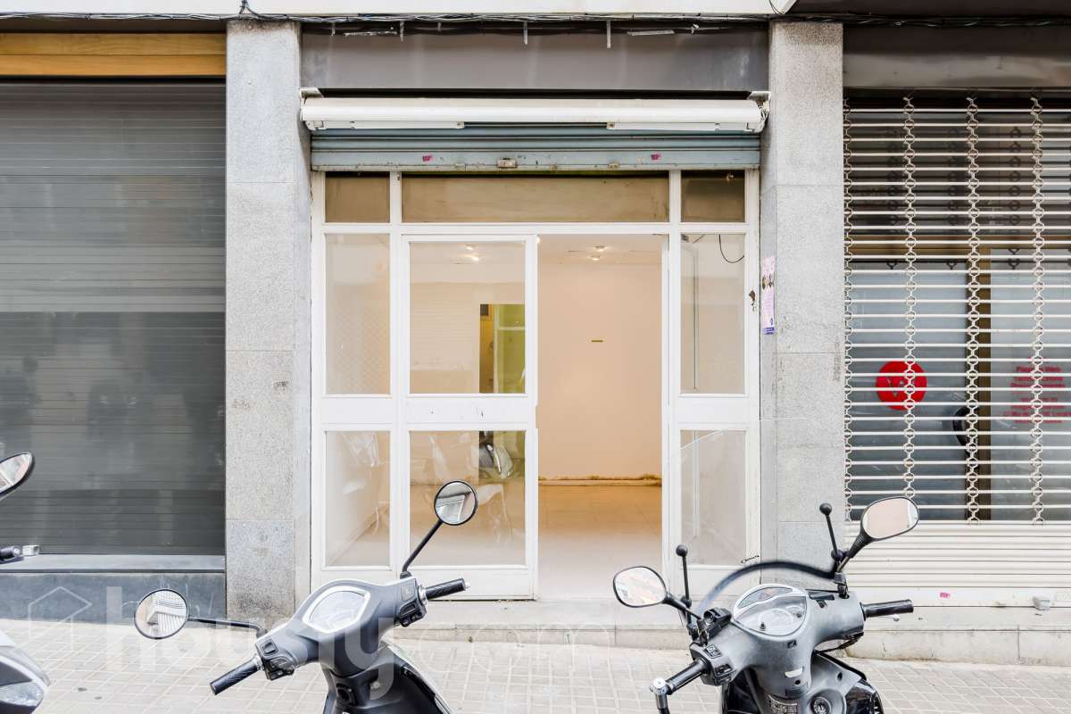 Local comercial en venta en la calle Riu de l'Or – Sarrià, Barcelona Excelente oportunidad para emprender o invertir en una de las zonas más exclusivas de Barcelona. Se vende local comercial de 28 m² construidos, ubicado a pie de calle en la calle Riu de l'Or, en pleno corazón de Sarrià, un barrio consolidado, elegante y con una intensa vida comercial de proximidad. Su ubicación privilegiada, rodeada de comercios, servicios, colegios y zonas residenciales de alto poder adquisitivo, lo convierte en un espacio ideal para desarrollar una actividad profesional o realizar una inversión con gran potencial de revalorización. Características principales 28 m² construidos. A pie de calle, con excelente accesibilidad. Amplio escaparate, perfecto para dar visibilidad a cualquier negocio. Baño. Persiana motorizada, que aporta comodidad y seguridad. Espacio funcional y fácil de adaptar a diferentes actividades. Ideal para boutique, despacho profesional, estudio, oficina, tienda especializada, salón de estética, centro de bienestar o cualquier negocio de servicios que busque una ubicación de prestigio. La calle Riu de l'Or disfruta de un entorno tranquilo y cuidado, muy próximo al eje comercial de Sarrià y perfectamente comunicado con el resto de la ciudad. Es una ubicación muy valorada por la calidad de vida del barrio y la fidelidad de su clientela. Si buscas un local con encanto, en una ubicación estratégica y con excelentes posibilidades de rentabilidad, esta es una oportunidad que no puedes dejar pasar. Contacta con nosotros para recibir más información o concertar una visita. Descubre el espacio donde puede comenzar tu próximo proyecto. En cumplimiento de la Ley 8/2026 en Cataluña, el certificado de presencia o ausencia de amianto se encuentra en proceso de tramitación.-17