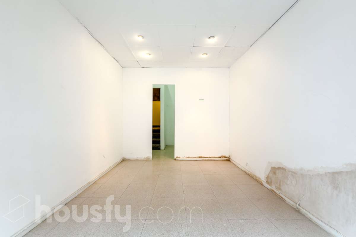 Local comercial en venta en la calle Riu de l'Or – Sarrià, Barcelona Excelente oportunidad para emprender o invertir en una de las zonas más exclusivas de Barcelona. Se vende local comercial de 28 m² construidos, ubicado a pie de calle en la calle Riu de l'Or, en pleno corazón de Sarrià, un barrio consolidado, elegante y con una intensa vida comercial de proximidad. Su ubicación privilegiada, rodeada de comercios, servicios, colegios y zonas residenciales de alto poder adquisitivo, lo convierte en un espacio ideal para desarrollar una actividad profesional o realizar una inversión con gran potencial de revalorización. Características principales 28 m² construidos. A pie de calle, con excelente accesibilidad. Amplio escaparate, perfecto para dar visibilidad a cualquier negocio. Baño. Persiana motorizada, que aporta comodidad y seguridad. Espacio funcional y fácil de adaptar a diferentes actividades. Ideal para boutique, despacho profesional, estudio, oficina, tienda especializada, salón de estética, centro de bienestar o cualquier negocio de servicios que busque una ubicación de prestigio. La calle Riu de l'Or disfruta de un entorno tranquilo y cuidado, muy próximo al eje comercial de Sarrià y perfectamente comunicado con el resto de la ciudad. Es una ubicación muy valorada por la calidad de vida del barrio y la fidelidad de su clientela. Si buscas un local con encanto, en una ubicación estratégica y con excelentes posibilidades de rentabilidad, esta es una oportunidad que no puedes dejar pasar. Contacta con nosotros para recibir más información o concertar una visita. Descubre el espacio donde puede comenzar tu próximo proyecto. En cumplimiento de la Ley 8/2026 en Cataluña, el certificado de presencia o ausencia de amianto se encuentra en proceso de tramitación.-3