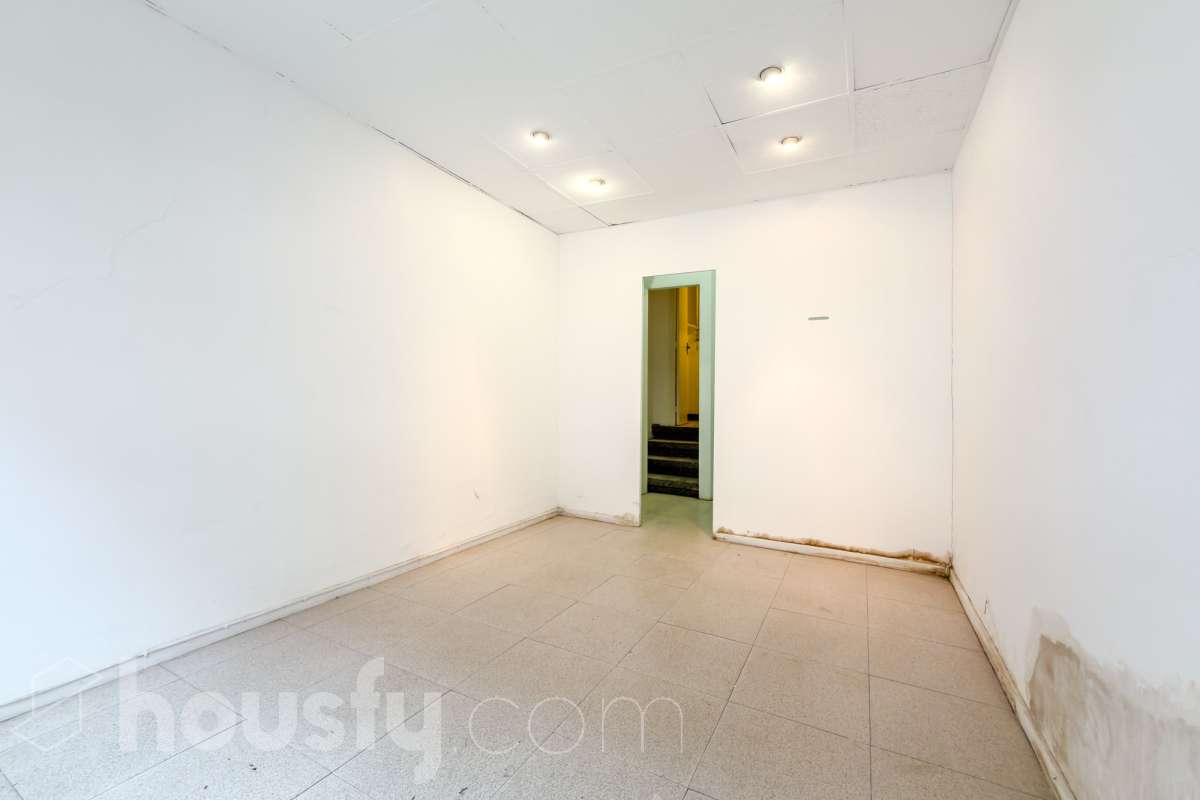 Local comercial en venta en la calle Riu de l'Or – Sarrià, Barcelona Excelente oportunidad para emprender o invertir en una de las zonas más exclusivas de Barcelona. Se vende local comercial de 28 m² construidos, ubicado a pie de calle en la calle Riu de l'Or, en pleno corazón de Sarrià, un barrio consolidado, elegante y con una intensa vida comercial de proximidad. Su ubicación privilegiada, rodeada de comercios, servicios, colegios y zonas residenciales de alto poder adquisitivo, lo convierte en un espacio ideal para desarrollar una actividad profesional o realizar una inversión con gran potencial de revalorización. Características principales 28 m² construidos. A pie de calle, con excelente accesibilidad. Amplio escaparate, perfecto para dar visibilidad a cualquier negocio. Baño. Persiana motorizada, que aporta comodidad y seguridad. Espacio funcional y fácil de adaptar a diferentes actividades. Ideal para boutique, despacho profesional, estudio, oficina, tienda especializada, salón de estética, centro de bienestar o cualquier negocio de servicios que busque una ubicación de prestigio. La calle Riu de l'Or disfruta de un entorno tranquilo y cuidado, muy próximo al eje comercial de Sarrià y perfectamente comunicado con el resto de la ciudad. Es una ubicación muy valorada por la calidad de vida del barrio y la fidelidad de su clientela. Si buscas un local con encanto, en una ubicación estratégica y con excelentes posibilidades de rentabilidad, esta es una oportunidad que no puedes dejar pasar. Contacta con nosotros para recibir más información o concertar una visita. Descubre el espacio donde puede comenzar tu próximo proyecto. En cumplimiento de la Ley 8/2026 en Cataluña, el certificado de presencia o ausencia de amianto se encuentra en proceso de tramitación.-2