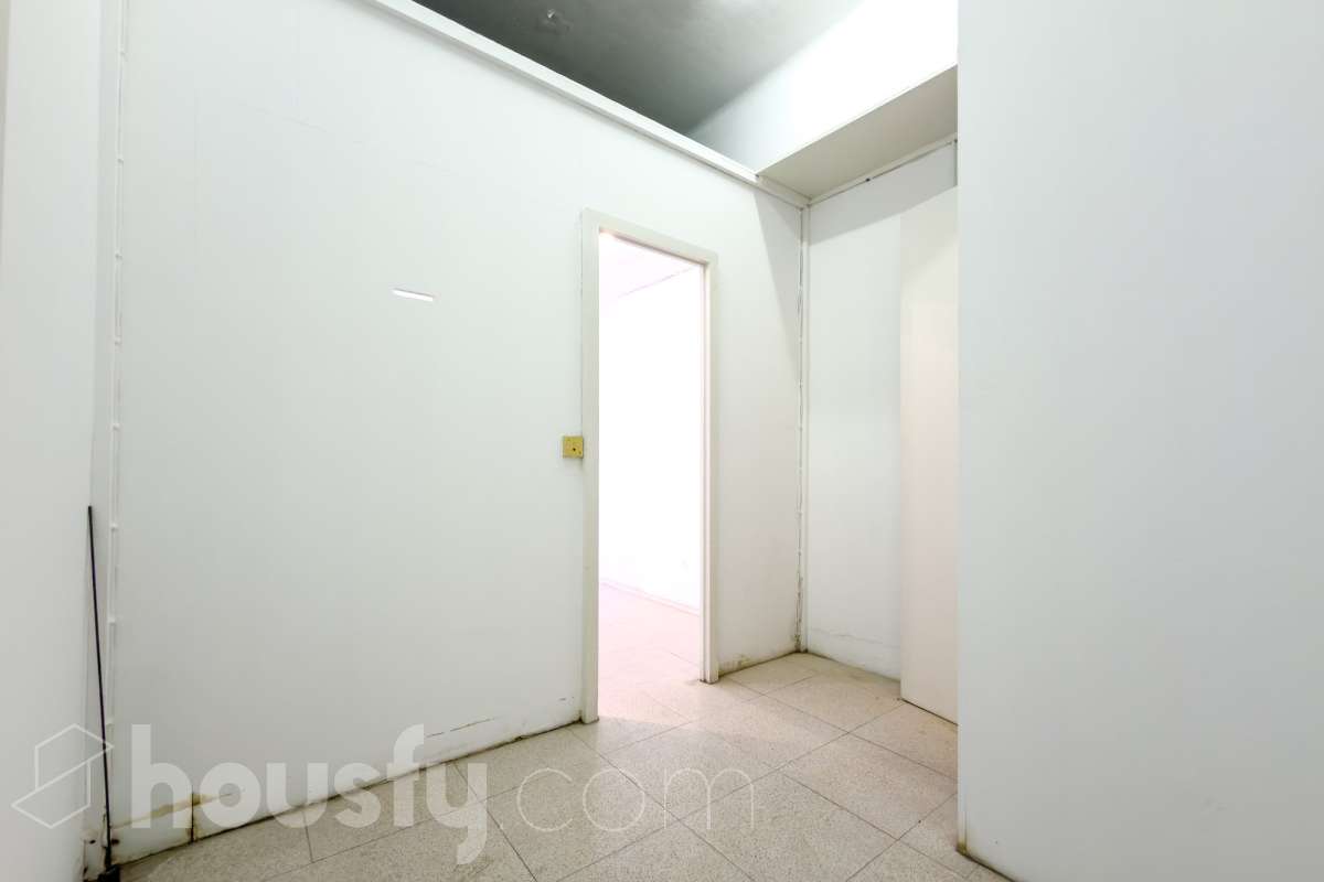 Local comercial en venta en la calle Riu de l'Or – Sarrià, Barcelona Excelente oportunidad para emprender o invertir en una de las zonas más exclusivas de Barcelona. Se vende local comercial de 28 m² construidos, ubicado a pie de calle en la calle Riu de l'Or, en pleno corazón de Sarrià, un barrio consolidado, elegante y con una intensa vida comercial de proximidad. Su ubicación privilegiada, rodeada de comercios, servicios, colegios y zonas residenciales de alto poder adquisitivo, lo convierte en un espacio ideal para desarrollar una actividad profesional o realizar una inversión con gran potencial de revalorización. Características principales 28 m² construidos. A pie de calle, con excelente accesibilidad. Amplio escaparate, perfecto para dar visibilidad a cualquier negocio. Baño. Persiana motorizada, que aporta comodidad y seguridad. Espacio funcional y fácil de adaptar a diferentes actividades. Ideal para boutique, despacho profesional, estudio, oficina, tienda especializada, salón de estética, centro de bienestar o cualquier negocio de servicios que busque una ubicación de prestigio. La calle Riu de l'Or disfruta de un entorno tranquilo y cuidado, muy próximo al eje comercial de Sarrià y perfectamente comunicado con el resto de la ciudad. Es una ubicación muy valorada por la calidad de vida del barrio y la fidelidad de su clientela. Si buscas un local con encanto, en una ubicación estratégica y con excelentes posibilidades de rentabilidad, esta es una oportunidad que no puedes dejar pasar. Contacta con nosotros para recibir más información o concertar una visita. Descubre el espacio donde puede comenzar tu próximo proyecto. En cumplimiento de la Ley 8/2026 en Cataluña, el certificado de presencia o ausencia de amianto se encuentra en proceso de tramitación.-10