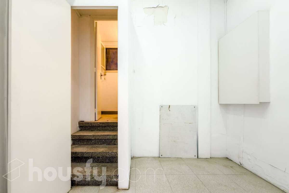 Local comercial en venta en la calle Riu de l'Or – Sarrià, Barcelona Excelente oportunidad para emprender o invertir en una de las zonas más exclusivas de Barcelona. Se vende local comercial de 28 m² construidos, ubicado a pie de calle en la calle Riu de l'Or, en pleno corazón de Sarrià, un barrio consolidado, elegante y con una intensa vida comercial de proximidad. Su ubicación privilegiada, rodeada de comercios, servicios, colegios y zonas residenciales de alto poder adquisitivo, lo convierte en un espacio ideal para desarrollar una actividad profesional o realizar una inversión con gran potencial de revalorización. Características principales 28 m² construidos. A pie de calle, con excelente accesibilidad. Amplio escaparate, perfecto para dar visibilidad a cualquier negocio. Baño. Persiana motorizada, que aporta comodidad y seguridad. Espacio funcional y fácil de adaptar a diferentes actividades. Ideal para boutique, despacho profesional, estudio, oficina, tienda especializada, salón de estética, centro de bienestar o cualquier negocio de servicios que busque una ubicación de prestigio. La calle Riu de l'Or disfruta de un entorno tranquilo y cuidado, muy próximo al eje comercial de Sarrià y perfectamente comunicado con el resto de la ciudad. Es una ubicación muy valorada por la calidad de vida del barrio y la fidelidad de su clientela. Si buscas un local con encanto, en una ubicación estratégica y con excelentes posibilidades de rentabilidad, esta es una oportunidad que no puedes dejar pasar. Contacta con nosotros para recibir más información o concertar una visita. Descubre el espacio donde puede comenzar tu próximo proyecto. En cumplimiento de la Ley 8/2026 en Cataluña, el certificado de presencia o ausencia de amianto se encuentra en proceso de tramitación.-7