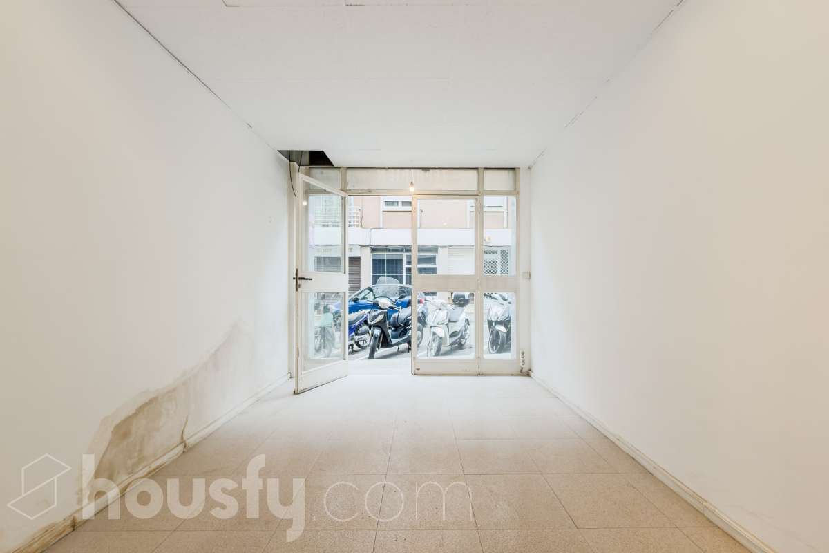 Local comercial en venta en la calle Riu de l'Or – Sarrià, Barcelona Excelente oportunidad para emprender o invertir en una de las zonas más exclusivas de Barcelona. Se vende local comercial de 28 m² construidos, ubicado a pie de calle en la calle Riu de l'Or, en pleno corazón de Sarrià, un barrio consolidado, elegante y con una intensa vida comercial de proximidad. Su ubicación privilegiada, rodeada de comercios, servicios, colegios y zonas residenciales de alto poder adquisitivo, lo convierte en un espacio ideal para desarrollar una actividad profesional o realizar una inversión con gran potencial de revalorización. Características principales 28 m² construidos. A pie de calle, con excelente accesibilidad. Amplio escaparate, perfecto para dar visibilidad a cualquier negocio. Baño. Persiana motorizada, que aporta comodidad y seguridad. Espacio funcional y fácil de adaptar a diferentes actividades. Ideal para boutique, despacho profesional, estudio, oficina, tienda especializada, salón de estética, centro de bienestar o cualquier negocio de servicios que busque una ubicación de prestigio. La calle Riu de l'Or disfruta de un entorno tranquilo y cuidado, muy próximo al eje comercial de Sarrià y perfectamente comunicado con el resto de la ciudad. Es una ubicación muy valorada por la calidad de vida del barrio y la fidelidad de su clientela. Si buscas un local con encanto, en una ubicación estratégica y con excelentes posibilidades de rentabilidad, esta es una oportunidad que no puedes dejar pasar. Contacta con nosotros para recibir más información o concertar una visita. Descubre el espacio donde puede comenzar tu próximo proyecto. En cumplimiento de la Ley 8/2026 en Cataluña, el certificado de presencia o ausencia de amianto se encuentra en proceso de tramitación.-5