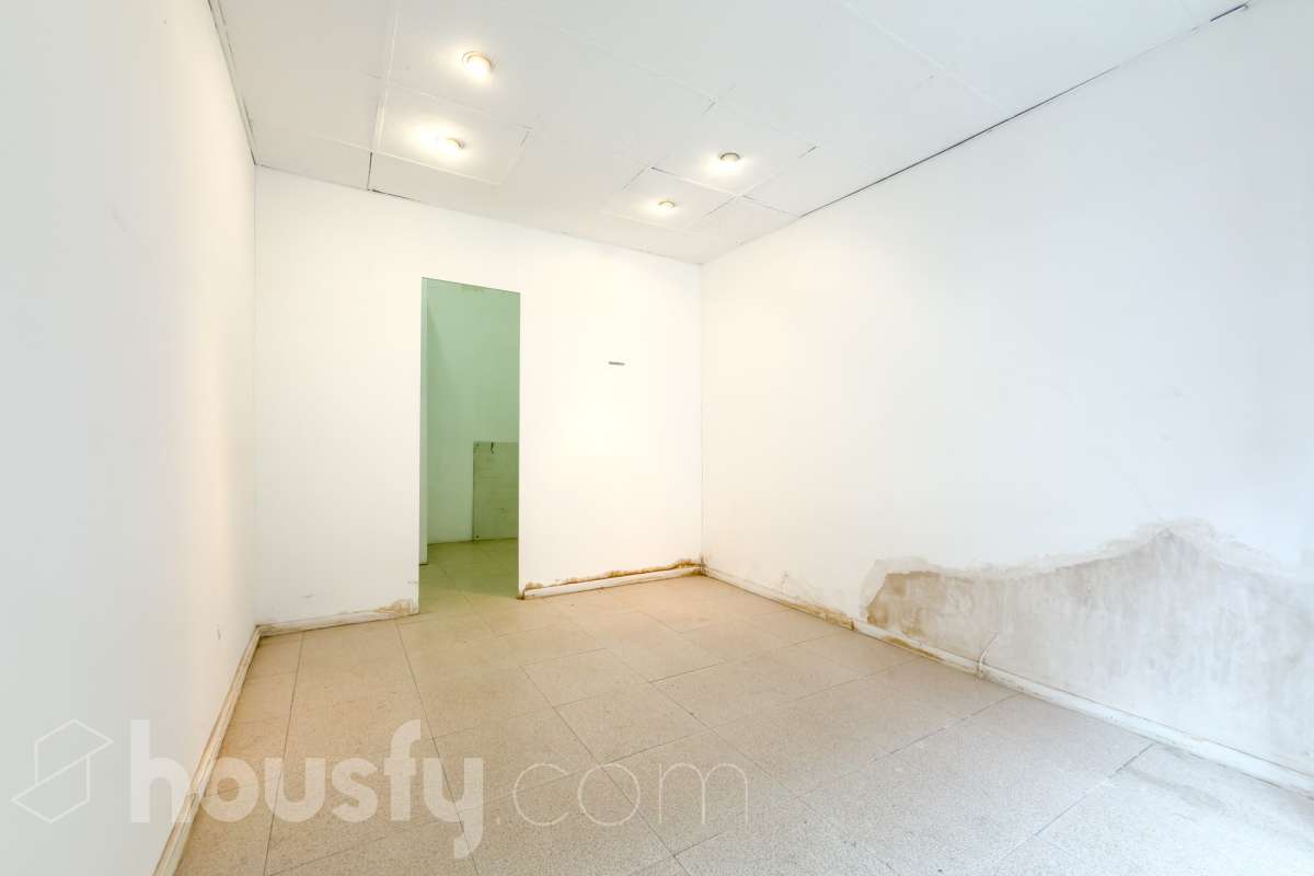 Local comercial en venta en la calle Riu de l'Or – Sarrià, Barcelona Excelente oportunidad para emprender o invertir en una de las zonas más exclusivas de Barcelona. Se vende local comercial de 28 m² construidos, ubicado a pie de calle en la calle Riu de l'Or, en pleno corazón de Sarrià, un barrio consolidado, elegante y con una intensa vida comercial de proximidad. Su ubicación privilegiada, rodeada de comercios, servicios, colegios y zonas residenciales de alto poder adquisitivo, lo convierte en un espacio ideal para desarrollar una actividad profesional o realizar una inversión con gran potencial de revalorización. Características principales 28 m² construidos. A pie de calle, con excelente accesibilidad. Amplio escaparate, perfecto para dar visibilidad a cualquier negocio. Baño. Persiana motorizada, que aporta comodidad y seguridad. Espacio funcional y fácil de adaptar a diferentes actividades. Ideal para boutique, despacho profesional, estudio, oficina, tienda especializada, salón de estética, centro de bienestar o cualquier negocio de servicios que busque una ubicación de prestigio. La calle Riu de l'Or disfruta de un entorno tranquilo y cuidado, muy próximo al eje comercial de Sarrià y perfectamente comunicado con el resto de la ciudad. Es una ubicación muy valorada por la calidad de vida del barrio y la fidelidad de su clientela. Si buscas un local con encanto, en una ubicación estratégica y con excelentes posibilidades de rentabilidad, esta es una oportunidad que no puedes dejar pasar. Contacta con nosotros para recibir más información o concertar una visita. Descubre el espacio donde puede comenzar tu próximo proyecto. En cumplimiento de la Ley 8/2026 en Cataluña, el certificado de presencia o ausencia de amianto se encuentra en proceso de tramitación.-4