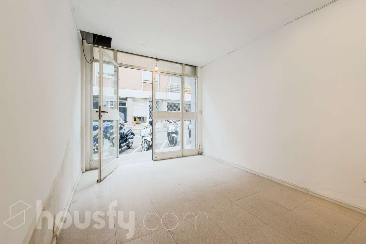Local comercial en venta en la calle Riu de l'Or – Sarrià, Barcelona Excelente oportunidad para emprender o invertir en una de las zonas más exclusivas de Barcelona. Se vende local comercial de 28 m² construidos, ubicado a pie de calle en la calle Riu de l'Or, en pleno corazón de Sarrià, un barrio consolidado, elegante y con una intensa vida comercial de proximidad. Su ubicación privilegiada, rodeada de comercios, servicios, colegios y zonas residenciales de alto poder adquisitivo, lo convierte en un espacio ideal para desarrollar una actividad profesional o realizar una inversión con gran potencial de revalorización. Características principales 28 m² construidos. A pie de calle, con excelente accesibilidad. Amplio escaparate, perfecto para dar visibilidad a cualquier negocio. Baño. Persiana motorizada, que aporta comodidad y seguridad. Espacio funcional y fácil de adaptar a diferentes actividades. Ideal para boutique, despacho profesional, estudio, oficina, tienda especializada, salón de estética, centro de bienestar o cualquier negocio de servicios que busque una ubicación de prestigio. La calle Riu de l'Or disfruta de un entorno tranquilo y cuidado, muy próximo al eje comercial de Sarrià y perfectamente comunicado con el resto de la ciudad. Es una ubicación muy valorada por la calidad de vida del barrio y la fidelidad de su clientela. Si buscas un local con encanto, en una ubicación estratégica y con excelentes posibilidades de rentabilidad, esta es una oportunidad que no puedes dejar pasar. Contacta con nosotros para recibir más información o concertar una visita. Descubre el espacio donde puede comenzar tu próximo proyecto. En cumplimiento de la Ley 8/2026 en Cataluña, el certificado de presencia o ausencia de amianto se encuentra en proceso de tramitación.-6