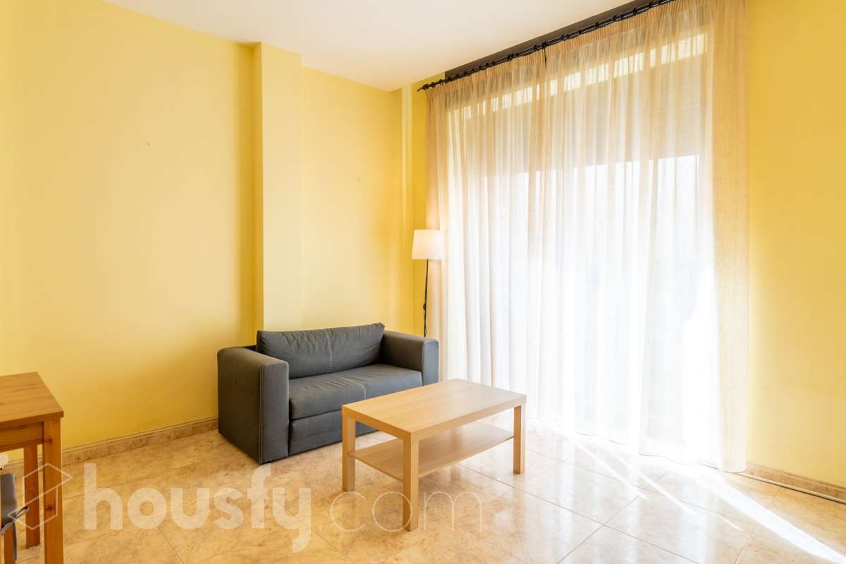 Housfy vende 🏡 luminoso piso en el corazón de Vilanova i la Geltrú Si buscas vivir en pleno centro esta es tu oportunidad. Magnífico piso situado junto a la Plaça de la Vila y la calle Sant Sebastià en una de las zonas más cotizadas de Vilanova i la Geltrú con todos los servicios comercios restaurantes colegios transporte público y la playa a pocos minutos. La vivienda está lista para entrar a vivir y destaca por su luminosidad sus techos altos y sus tres balcones que aportan un gran encanto. Dispone de dos habitaciones con armario empotrado de cuatro puertas en el dormitorio principal y un segundo armario empotrado en el pasillo que ofrece un práctico espacio de almacenamiento para la segunda habitación. La cocina independiente de 10 m² tiene salida a lavadero. El piso cuenta con un baño completo aire acondicionado y calefacción por conductos y se encuentra en una primera planta con ascensor. Una vivienda cómoda elegante y funcional ideal tanto como residencia habitual como para quienes buscan una inversión en una ubicación privilegiada del centro de Vilanova i la Geltrú. No dejes pasar esta oportunidad y ven a visitarlo Aviso legal El precio de venta no incluye gastos de la compraventa como notaría, registro, impuestos, ni tampoco honorarios agencia. Esta publicación no es vinculante. Consulta siempre la nota simple con Housfy antes de formalizar la compraventa. Sobre nosotros Housfy es la plataforma integral de servicios inmobiliarios. Nuestra combinación de expertos y tecnología pone al alcance de todo el mundo servicios cómodos, claros y seguros. AICAT número: 7922. Nos encargamos de la gestión y asesoramiento de la compra. ¡Olvídate de todo! Hacemos los trámites por ti. Y, si además necesitas financiación, ponemos a tu disposición un bróker hipotecario para ayudarte a conseguir las mejores condiciones para tu perfil económico. ¿Quieres visitarla? Contacta con Housfy y agenda tu visita sin compromiso. Más información en: housfy.com-7