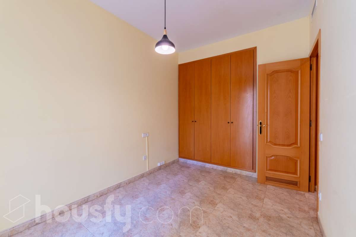 Housfy vende 🏡 luminoso piso en el corazón de Vilanova i la Geltrú Si buscas vivir en pleno centro esta es tu oportunidad. Magnífico piso situado junto a la Plaça de la Vila y la calle Sant Sebastià en una de las zonas más cotizadas de Vilanova i la Geltrú con todos los servicios comercios restaurantes colegios transporte público y la playa a pocos minutos. La vivienda está lista para entrar a vivir y destaca por su luminosidad sus techos altos y sus tres balcones que aportan un gran encanto. Dispone de dos habitaciones con armario empotrado de cuatro puertas en el dormitorio principal y un segundo armario empotrado en el pasillo que ofrece un práctico espacio de almacenamiento para la segunda habitación. La cocina independiente de 10 m² tiene salida a lavadero. El piso cuenta con un baño completo aire acondicionado y calefacción por conductos y se encuentra en una primera planta con ascensor. Una vivienda cómoda elegante y funcional ideal tanto como residencia habitual como para quienes buscan una inversión en una ubicación privilegiada del centro de Vilanova i la Geltrú. No dejes pasar esta oportunidad y ven a visitarlo Aviso legal El precio de venta no incluye gastos de la compraventa como notaría, registro, impuestos, ni tampoco honorarios agencia. Esta publicación no es vinculante. Consulta siempre la nota simple con Housfy antes de formalizar la compraventa. Sobre nosotros Housfy es la plataforma integral de servicios inmobiliarios. Nuestra combinación de expertos y tecnología pone al alcance de todo el mundo servicios cómodos, claros y seguros. AICAT número: 7922. Nos encargamos de la gestión y asesoramiento de la compra. ¡Olvídate de todo! Hacemos los trámites por ti. Y, si además necesitas financiación, ponemos a tu disposición un bróker hipotecario para ayudarte a conseguir las mejores condiciones para tu perfil económico. ¿Quieres visitarla? Contacta con Housfy y agenda tu visita sin compromiso. Más información en: housfy.com-20