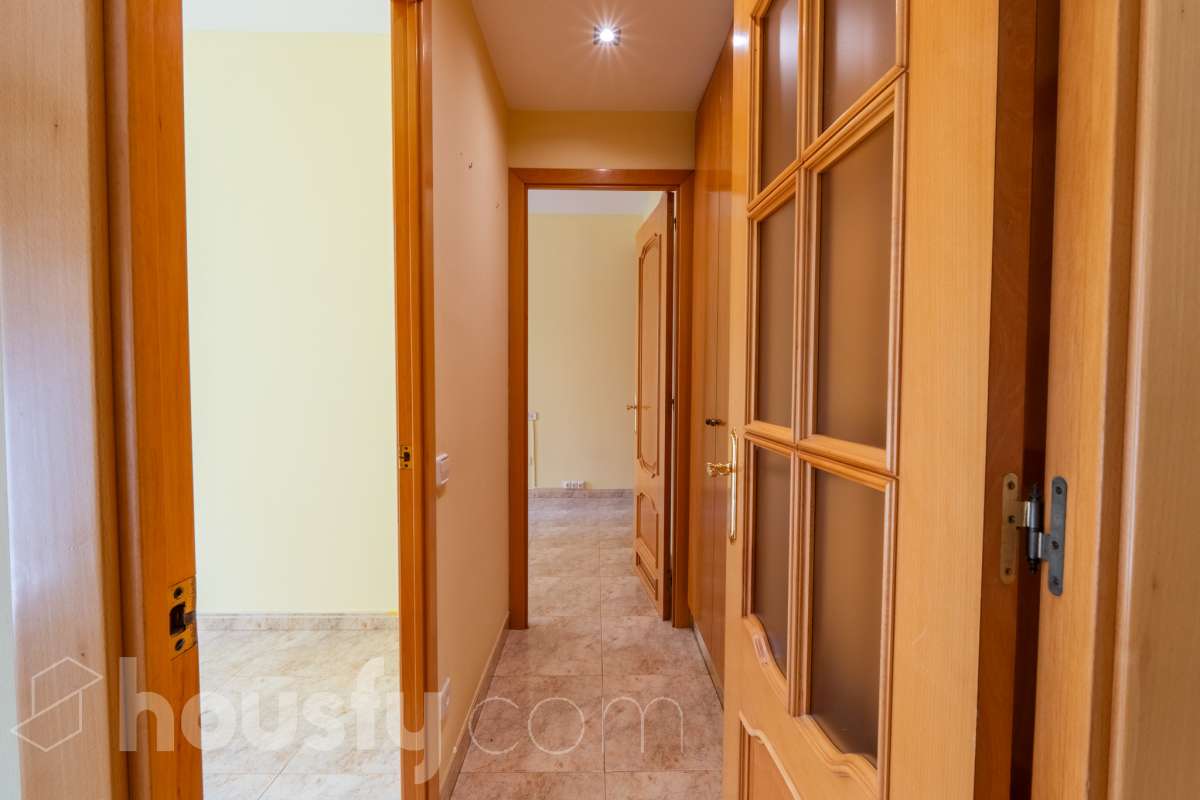 Housfy vende 🏡 luminoso piso en el corazón de Vilanova i la Geltrú Si buscas vivir en pleno centro esta es tu oportunidad. Magnífico piso situado junto a la Plaça de la Vila y la calle Sant Sebastià en una de las zonas más cotizadas de Vilanova i la Geltrú con todos los servicios comercios restaurantes colegios transporte público y la playa a pocos minutos. La vivienda está lista para entrar a vivir y destaca por su luminosidad sus techos altos y sus tres balcones que aportan un gran encanto. Dispone de dos habitaciones con armario empotrado de cuatro puertas en el dormitorio principal y un segundo armario empotrado en el pasillo que ofrece un práctico espacio de almacenamiento para la segunda habitación. La cocina independiente de 10 m² tiene salida a lavadero. El piso cuenta con un baño completo aire acondicionado y calefacción por conductos y se encuentra en una primera planta con ascensor. Una vivienda cómoda elegante y funcional ideal tanto como residencia habitual como para quienes buscan una inversión en una ubicación privilegiada del centro de Vilanova i la Geltrú. No dejes pasar esta oportunidad y ven a visitarlo Aviso legal El precio de venta no incluye gastos de la compraventa como notaría, registro, impuestos, ni tampoco honorarios agencia. Esta publicación no es vinculante. Consulta siempre la nota simple con Housfy antes de formalizar la compraventa. Sobre nosotros Housfy es la plataforma integral de servicios inmobiliarios. Nuestra combinación de expertos y tecnología pone al alcance de todo el mundo servicios cómodos, claros y seguros. AICAT número: 7922. Nos encargamos de la gestión y asesoramiento de la compra. ¡Olvídate de todo! Hacemos los trámites por ti. Y, si además necesitas financiación, ponemos a tu disposición un bróker hipotecario para ayudarte a conseguir las mejores condiciones para tu perfil económico. ¿Quieres visitarla? Contacta con Housfy y agenda tu visita sin compromiso. Más información en: housfy.com-25