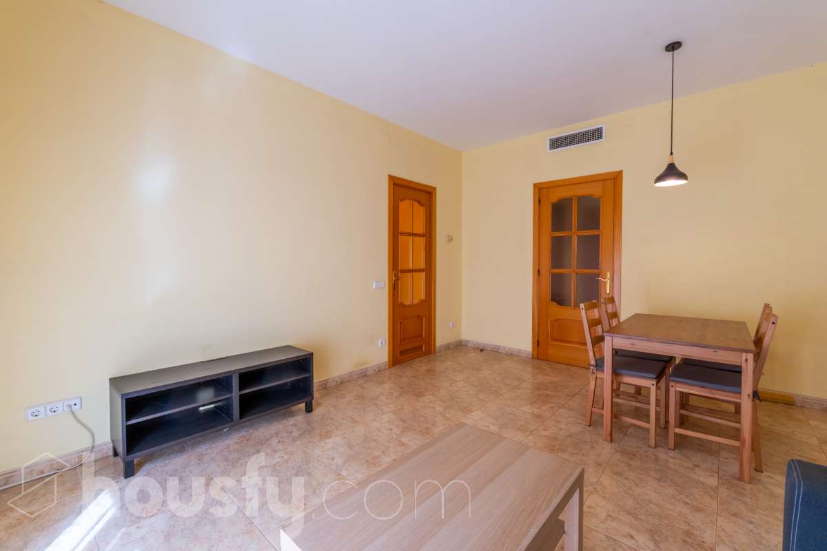 Housfy vende 🏡 luminoso piso en el corazón de Vilanova i la Geltrú Si buscas vivir en pleno centro esta es tu oportunidad. Magnífico piso situado junto a la Plaça de la Vila y la calle Sant Sebastià en una de las zonas más cotizadas de Vilanova i la Geltrú con todos los servicios comercios restaurantes colegios transporte público y la playa a pocos minutos. La vivienda está lista para entrar a vivir y destaca por su luminosidad sus techos altos y sus tres balcones que aportan un gran encanto. Dispone de dos habitaciones con armario empotrado de cuatro puertas en el dormitorio principal y un segundo armario empotrado en el pasillo que ofrece un práctico espacio de almacenamiento para la segunda habitación. La cocina independiente de 10 m² tiene salida a lavadero. El piso cuenta con un baño completo aire acondicionado y calefacción por conductos y se encuentra en una primera planta con ascensor. Una vivienda cómoda elegante y funcional ideal tanto como residencia habitual como para quienes buscan una inversión en una ubicación privilegiada del centro de Vilanova i la Geltrú. No dejes pasar esta oportunidad y ven a visitarlo Aviso legal El precio de venta no incluye gastos de la compraventa como notaría, registro, impuestos, ni tampoco honorarios agencia. Esta publicación no es vinculante. Consulta siempre la nota simple con Housfy antes de formalizar la compraventa. Sobre nosotros Housfy es la plataforma integral de servicios inmobiliarios. Nuestra combinación de expertos y tecnología pone al alcance de todo el mundo servicios cómodos, claros y seguros. AICAT número: 7922. Nos encargamos de la gestión y asesoramiento de la compra. ¡Olvídate de todo! Hacemos los trámites por ti. Y, si además necesitas financiación, ponemos a tu disposición un bróker hipotecario para ayudarte a conseguir las mejores condiciones para tu perfil económico. ¿Quieres visitarla? Contacta con Housfy y agenda tu visita sin compromiso. Más información en: housfy.com-3