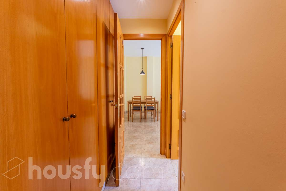 Housfy vende 🏡 luminoso piso en el corazón de Vilanova i la Geltrú Si buscas vivir en pleno centro esta es tu oportunidad. Magnífico piso situado junto a la Plaça de la Vila y la calle Sant Sebastià en una de las zonas más cotizadas de Vilanova i la Geltrú con todos los servicios comercios restaurantes colegios transporte público y la playa a pocos minutos. La vivienda está lista para entrar a vivir y destaca por su luminosidad sus techos altos y sus tres balcones que aportan un gran encanto. Dispone de dos habitaciones con armario empotrado de cuatro puertas en el dormitorio principal y un segundo armario empotrado en el pasillo que ofrece un práctico espacio de almacenamiento para la segunda habitación. La cocina independiente de 10 m² tiene salida a lavadero. El piso cuenta con un baño completo aire acondicionado y calefacción por conductos y se encuentra en una primera planta con ascensor. Una vivienda cómoda elegante y funcional ideal tanto como residencia habitual como para quienes buscan una inversión en una ubicación privilegiada del centro de Vilanova i la Geltrú. No dejes pasar esta oportunidad y ven a visitarlo Aviso legal El precio de venta no incluye gastos de la compraventa como notaría, registro, impuestos, ni tampoco honorarios agencia. Esta publicación no es vinculante. Consulta siempre la nota simple con Housfy antes de formalizar la compraventa. Sobre nosotros Housfy es la plataforma integral de servicios inmobiliarios. Nuestra combinación de expertos y tecnología pone al alcance de todo el mundo servicios cómodos, claros y seguros. AICAT número: 7922. Nos encargamos de la gestión y asesoramiento de la compra. ¡Olvídate de todo! Hacemos los trámites por ti. Y, si además necesitas financiación, ponemos a tu disposición un bróker hipotecario para ayudarte a conseguir las mejores condiciones para tu perfil económico. ¿Quieres visitarla? Contacta con Housfy y agenda tu visita sin compromiso. Más información en: housfy.com-28