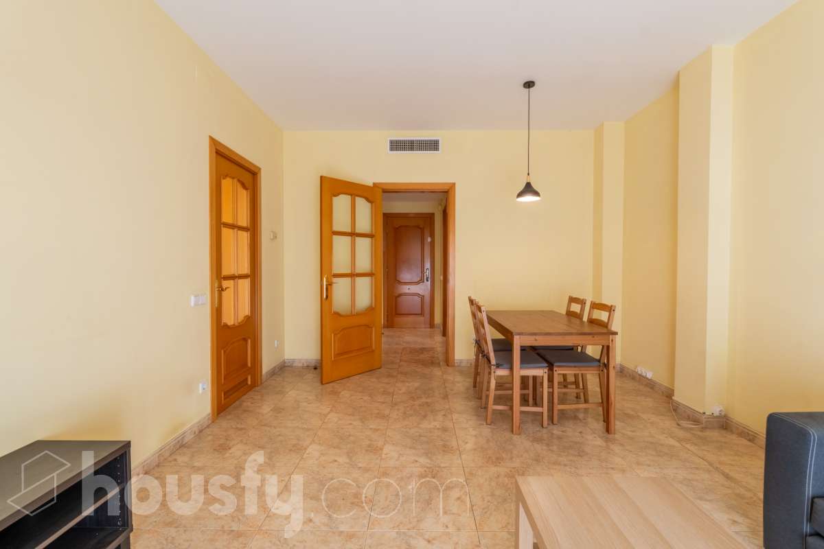 Housfy vende 🏡 luminoso piso en el corazón de Vilanova i la Geltrú Si buscas vivir en pleno centro esta es tu oportunidad. Magnífico piso situado junto a la Plaça de la Vila y la calle Sant Sebastià en una de las zonas más cotizadas de Vilanova i la Geltrú con todos los servicios comercios restaurantes colegios transporte público y la playa a pocos minutos. La vivienda está lista para entrar a vivir y destaca por su luminosidad sus techos altos y sus tres balcones que aportan un gran encanto. Dispone de dos habitaciones con armario empotrado de cuatro puertas en el dormitorio principal y un segundo armario empotrado en el pasillo que ofrece un práctico espacio de almacenamiento para la segunda habitación. La cocina independiente de 10 m² tiene salida a lavadero. El piso cuenta con un baño completo aire acondicionado y calefacción por conductos y se encuentra en una primera planta con ascensor. Una vivienda cómoda elegante y funcional ideal tanto como residencia habitual como para quienes buscan una inversión en una ubicación privilegiada del centro de Vilanova i la Geltrú. No dejes pasar esta oportunidad y ven a visitarlo Aviso legal El precio de venta no incluye gastos de la compraventa como notaría, registro, impuestos, ni tampoco honorarios agencia. Esta publicación no es vinculante. Consulta siempre la nota simple con Housfy antes de formalizar la compraventa. Sobre nosotros Housfy es la plataforma integral de servicios inmobiliarios. Nuestra combinación de expertos y tecnología pone al alcance de todo el mundo servicios cómodos, claros y seguros. AICAT número: 7922. Nos encargamos de la gestión y asesoramiento de la compra. ¡Olvídate de todo! Hacemos los trámites por ti. Y, si además necesitas financiación, ponemos a tu disposición un bróker hipotecario para ayudarte a conseguir las mejores condiciones para tu perfil económico. ¿Quieres visitarla? Contacta con Housfy y agenda tu visita sin compromiso. Más información en: housfy.com-6