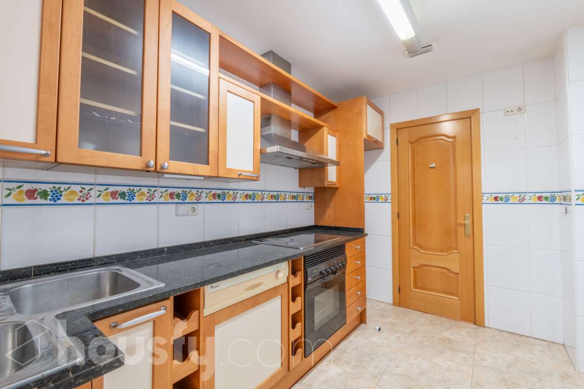 Housfy vende 🏡 luminoso piso en el corazón de Vilanova i la Geltrú Si buscas vivir en pleno centro esta es tu oportunidad. Magnífico piso situado junto a la Plaça de la Vila y la calle Sant Sebastià en una de las zonas más cotizadas de Vilanova i la Geltrú con todos los servicios comercios restaurantes colegios transporte público y la playa a pocos minutos. La vivienda está lista para entrar a vivir y destaca por su luminosidad sus techos altos y sus tres balcones que aportan un gran encanto. Dispone de dos habitaciones con armario empotrado de cuatro puertas en el dormitorio principal y un segundo armario empotrado en el pasillo que ofrece un práctico espacio de almacenamiento para la segunda habitación. La cocina independiente de 10 m² tiene salida a lavadero. El piso cuenta con un baño completo aire acondicionado y calefacción por conductos y se encuentra en una primera planta con ascensor. Una vivienda cómoda elegante y funcional ideal tanto como residencia habitual como para quienes buscan una inversión en una ubicación privilegiada del centro de Vilanova i la Geltrú. No dejes pasar esta oportunidad y ven a visitarlo Aviso legal El precio de venta no incluye gastos de la compraventa como notaría, registro, impuestos, ni tampoco honorarios agencia. Esta publicación no es vinculante. Consulta siempre la nota simple con Housfy antes de formalizar la compraventa. Sobre nosotros Housfy es la plataforma integral de servicios inmobiliarios. Nuestra combinación de expertos y tecnología pone al alcance de todo el mundo servicios cómodos, claros y seguros. AICAT número: 7922. Nos encargamos de la gestión y asesoramiento de la compra. ¡Olvídate de todo! Hacemos los trámites por ti. Y, si además necesitas financiación, ponemos a tu disposición un bróker hipotecario para ayudarte a conseguir las mejores condiciones para tu perfil económico. ¿Quieres visitarla? Contacta con Housfy y agenda tu visita sin compromiso. Más información en: housfy.com-11